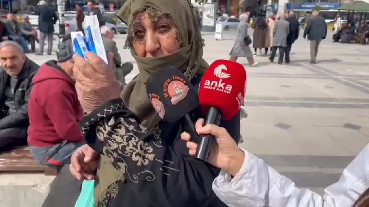 Elazığ'da mendil satarak torunlarına bakan yaşlı kadın: "Ömrüm kirayla geçti. Öbür dünyada mezarım da kira olacak"