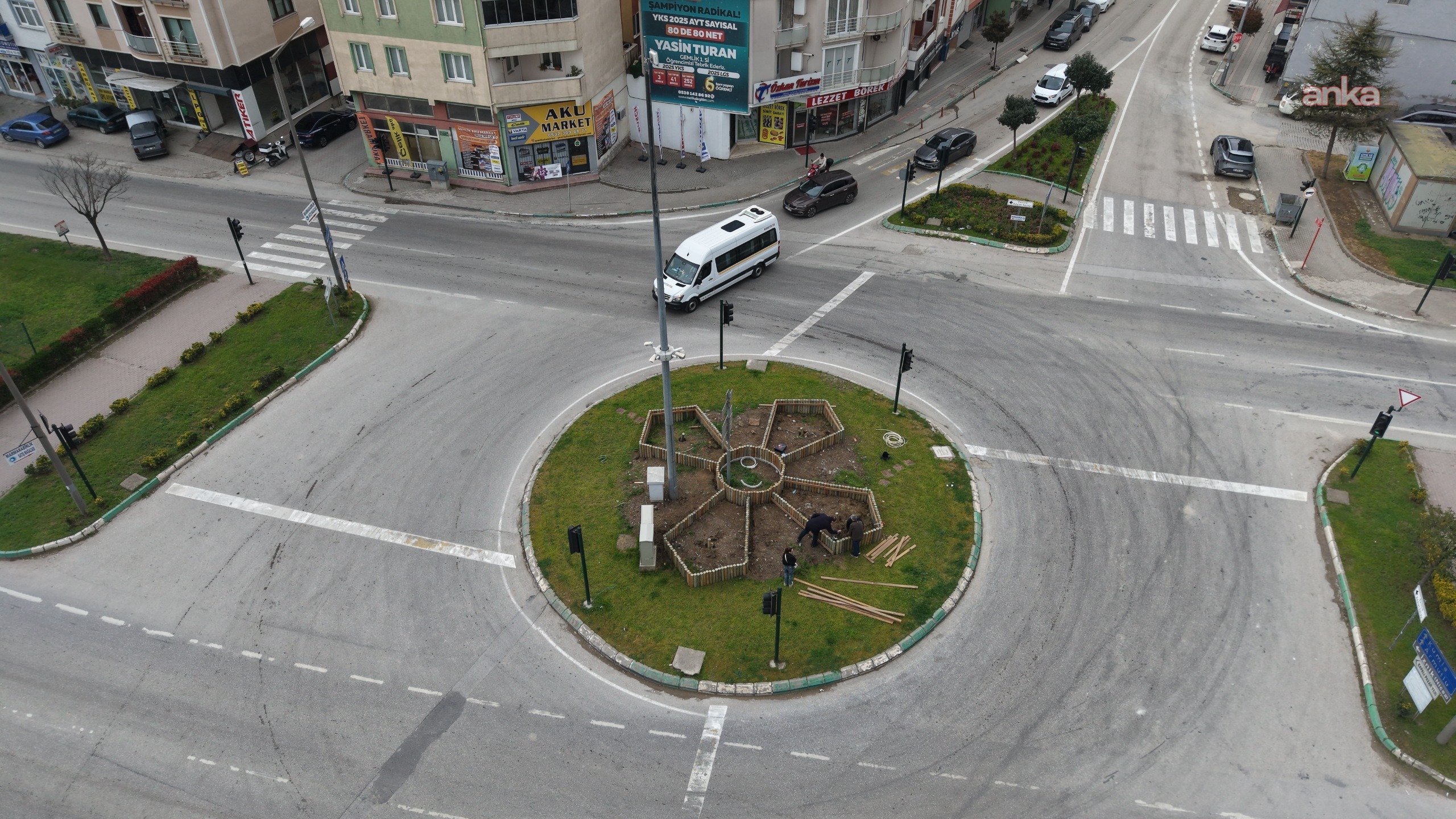 Gemlik Belediyesi ekiplerinden, temizlik, bakım ve peyzaj mesaisi