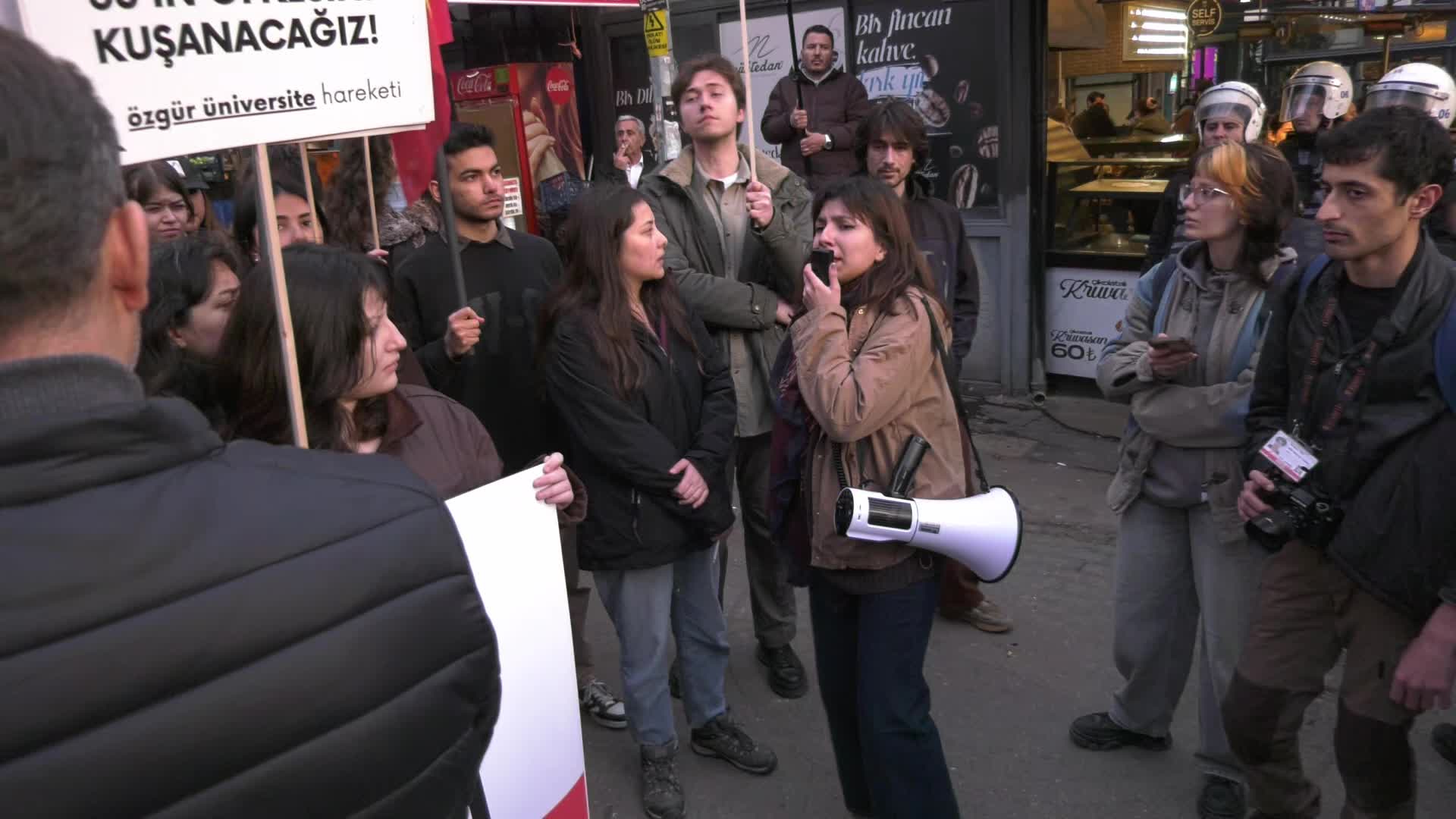 Üniversite öğrencilerinin, 19 Mart’ın yıl dönümü yürüyüşüne polis müdahalesi: 30’dan fazla eylemci gözaltına alındı