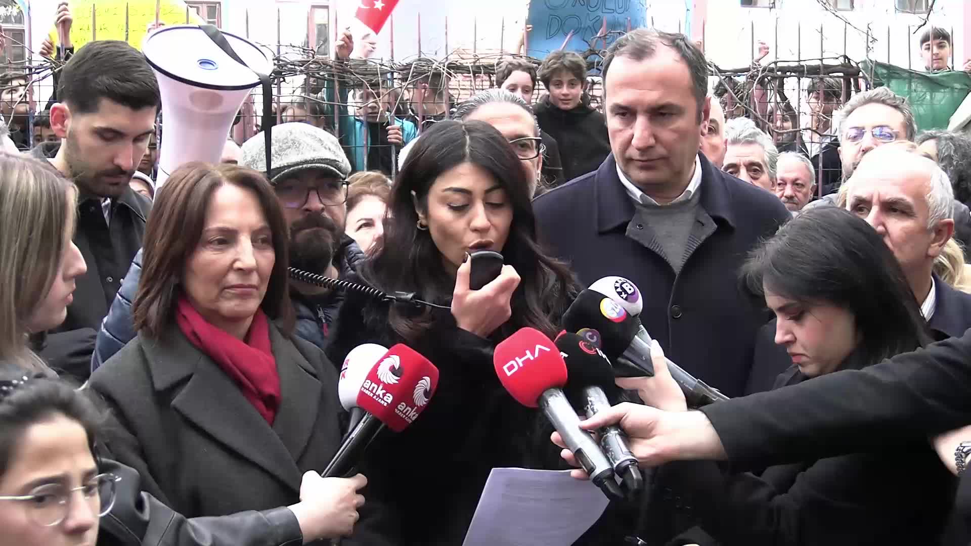 Mimar Kemal Ortaokulu'nun kapanma kararına öğrenciler ve velilerden tepki: "Okulumuza dokunmayın, eğitim hakkımızı almayın"