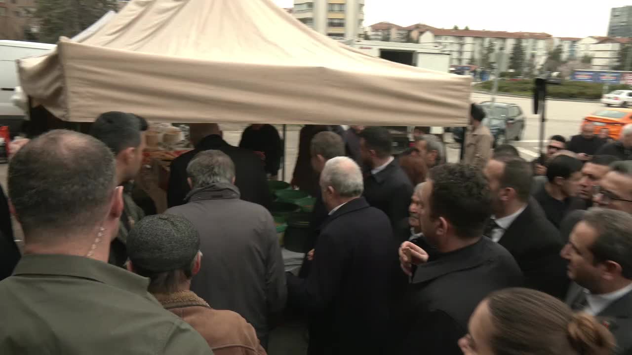 Dervişoğlu'dan, Ankara'da pazar ziyareti: "Vatandaşı bu halde görünce boynumdaki kravattan ve üstümdeki beyaz gömlekten utanıyorum"