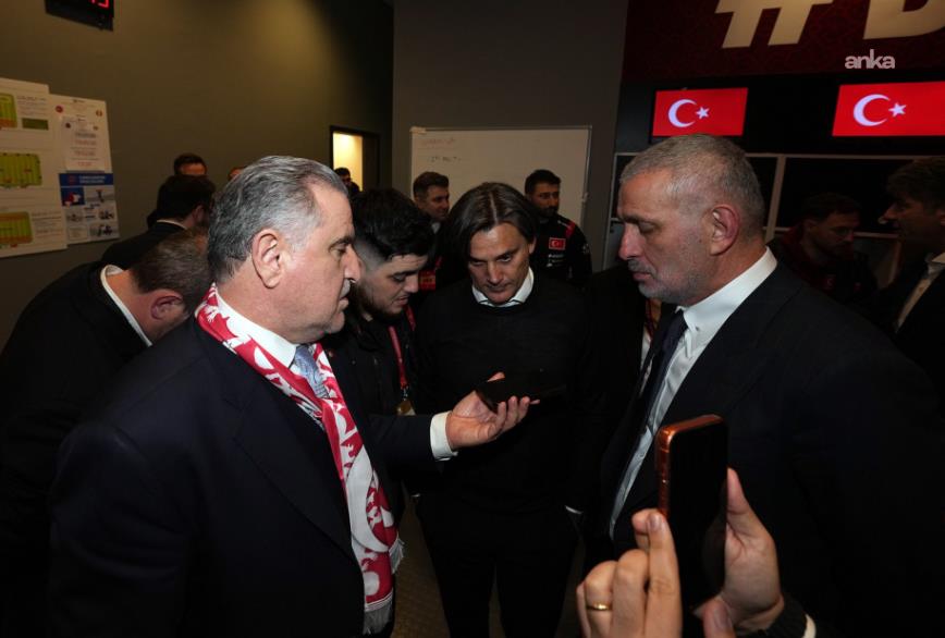 Cumhurbaşkanı Erdoğan, Dünya Kupası Avrupa Elemelerinde Romanya'yı yenen A Milli Futbol Takımı telefonla arayarak tebrik etti