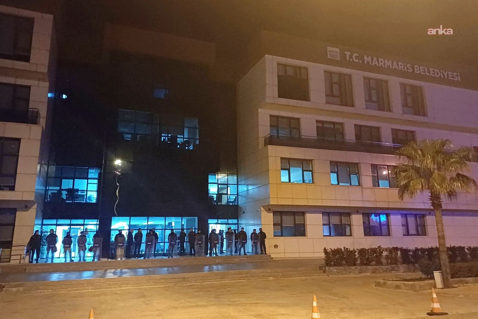 Muğla Emniyet Müdürlüğü: "Marmaris Belediyesi imar personeli 4 bin dolar rüşvet alırken suçüstü yakalandı"
