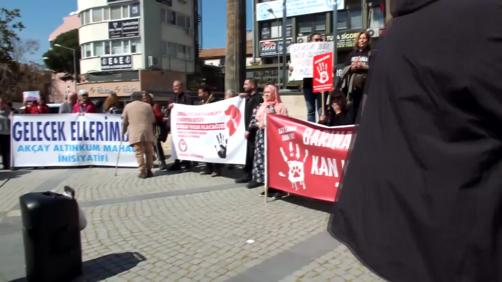 Edremit'te bir çöplükte 40'a yakın ölü sokak köpeği bulunması protesto edildi