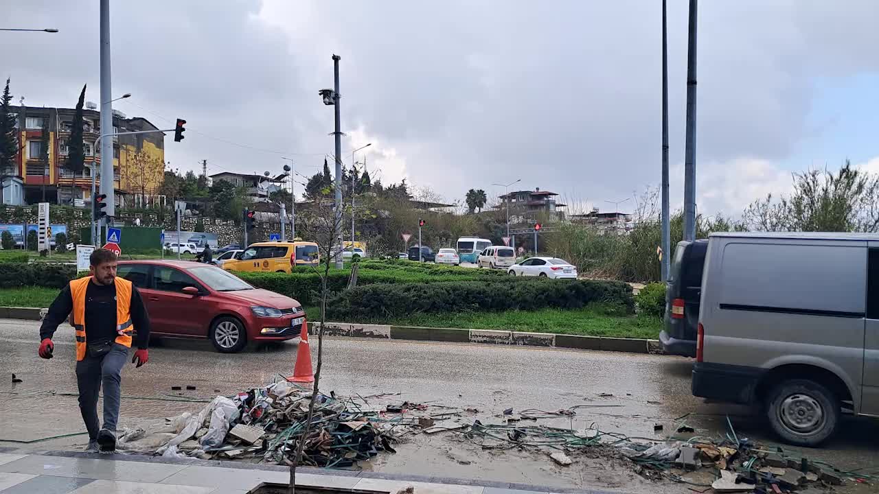 Hatay'da aşırı yağış nedeniyle su baskını yaşanan Defne Devlet Hastanesi, acil servis hariç geçici olarak kapatıldı