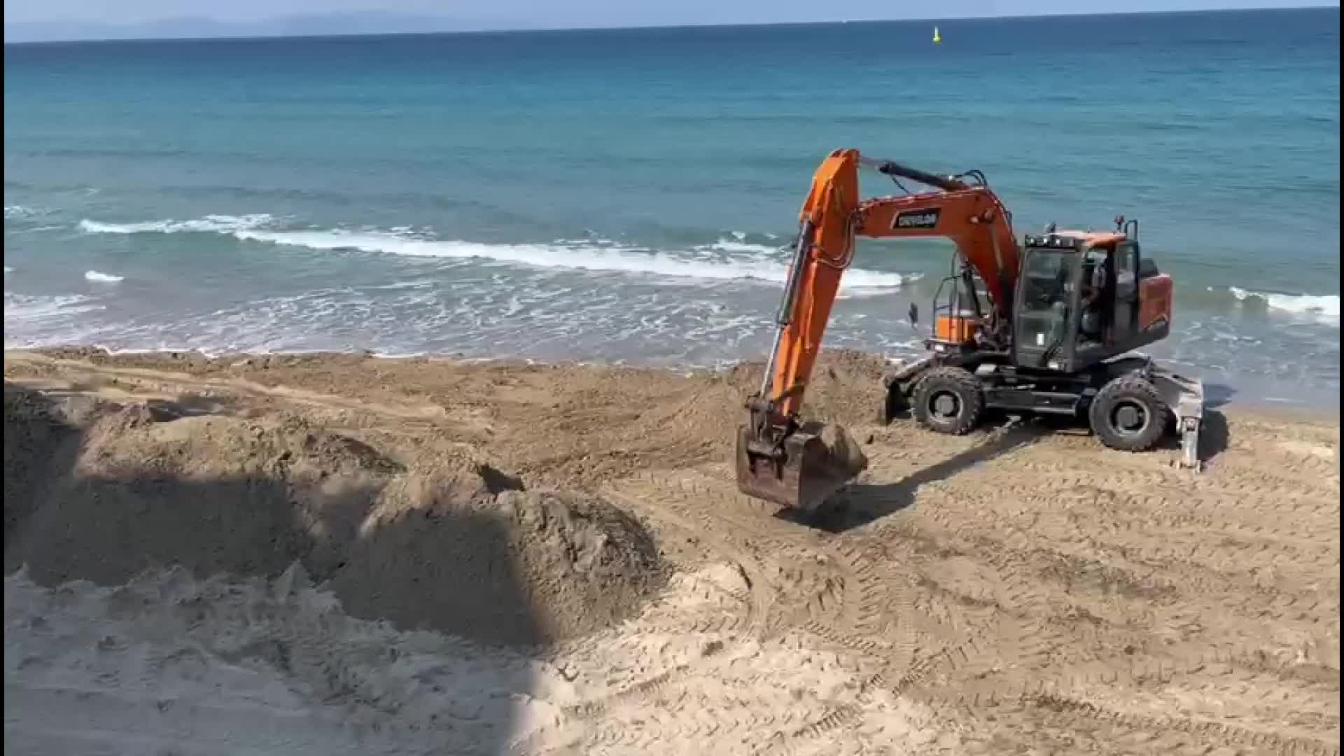 Kuşadası Belediyesi, ilçedeki plajları turizm sezonuna hazırlıyor