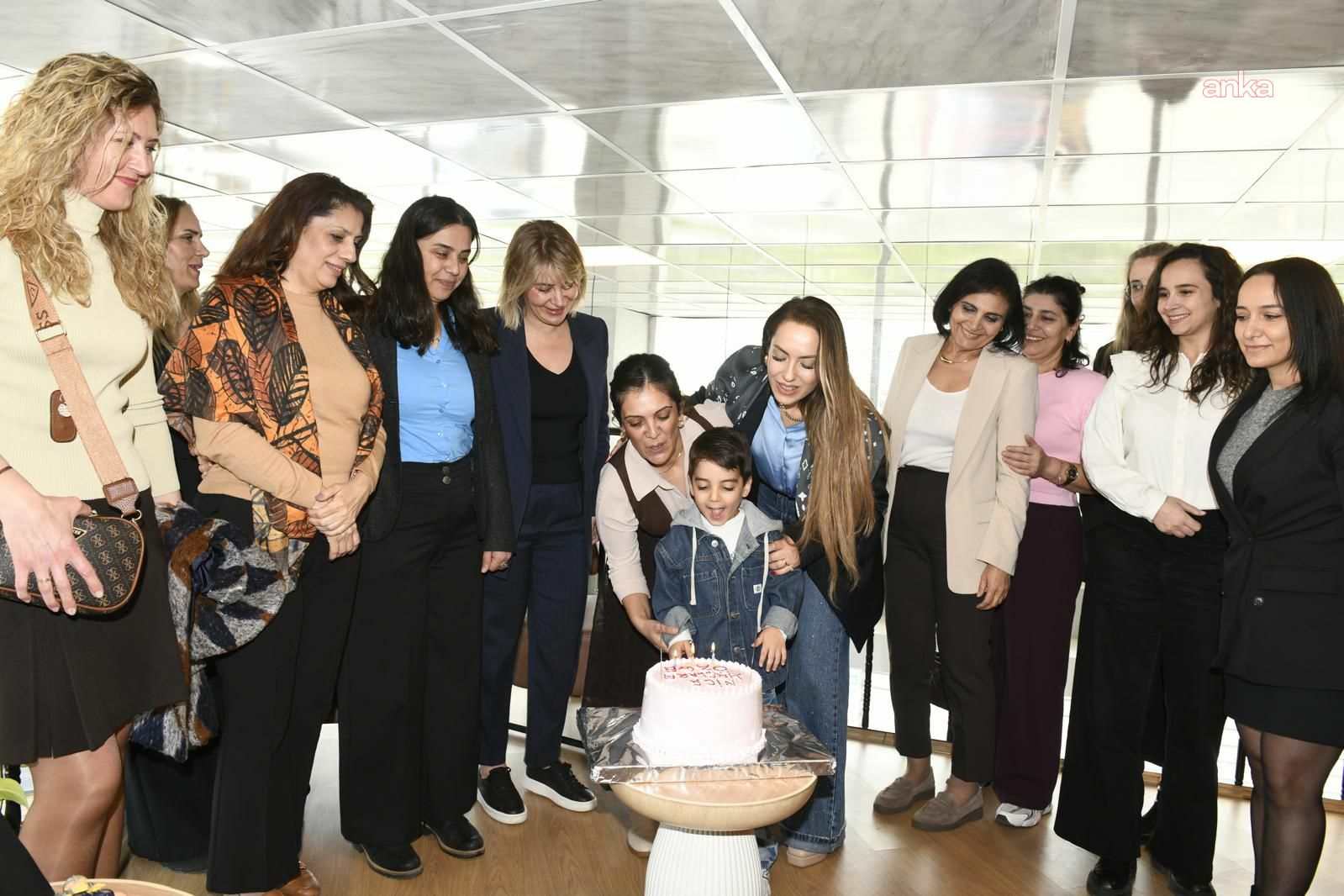 Çiğli Belediyesi’nden vefa örneği: Özge Polat’a doğum günü sürprizi
