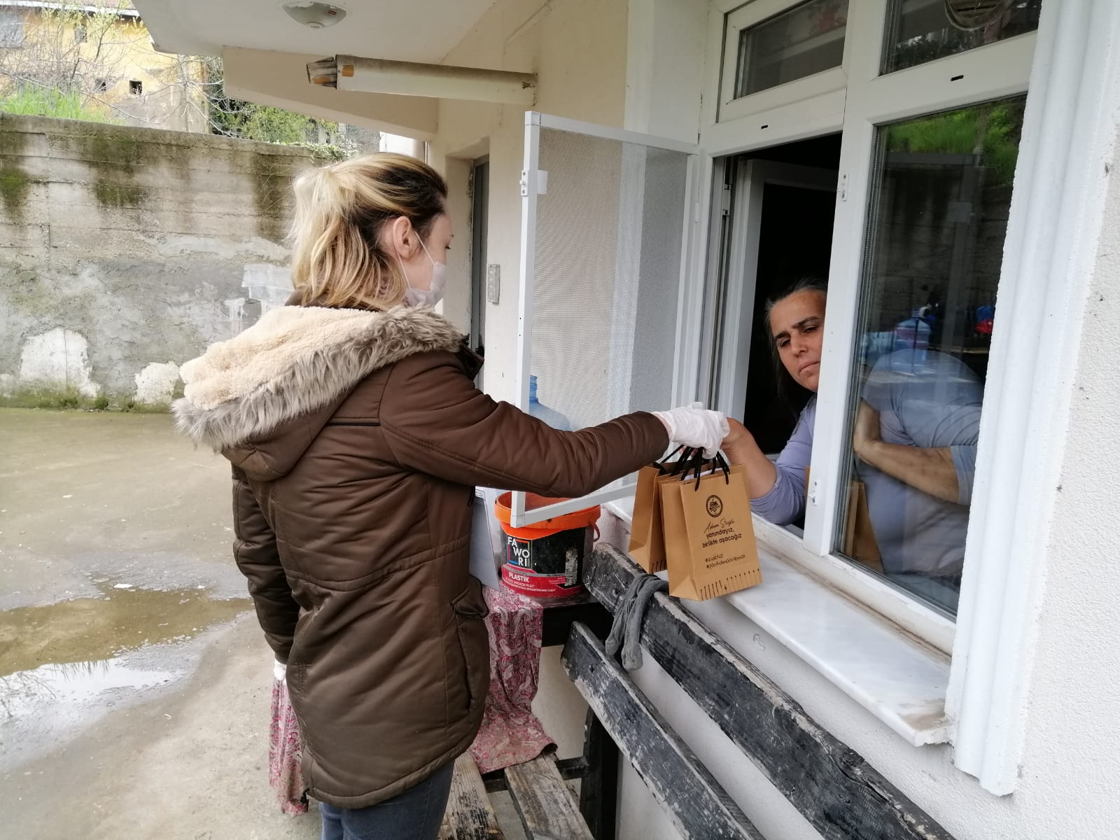 KDZ. EREĞLİ'DE MAHALLELERDE SAĞLIK SETİ DAĞITIMI SÜRÜYOR
