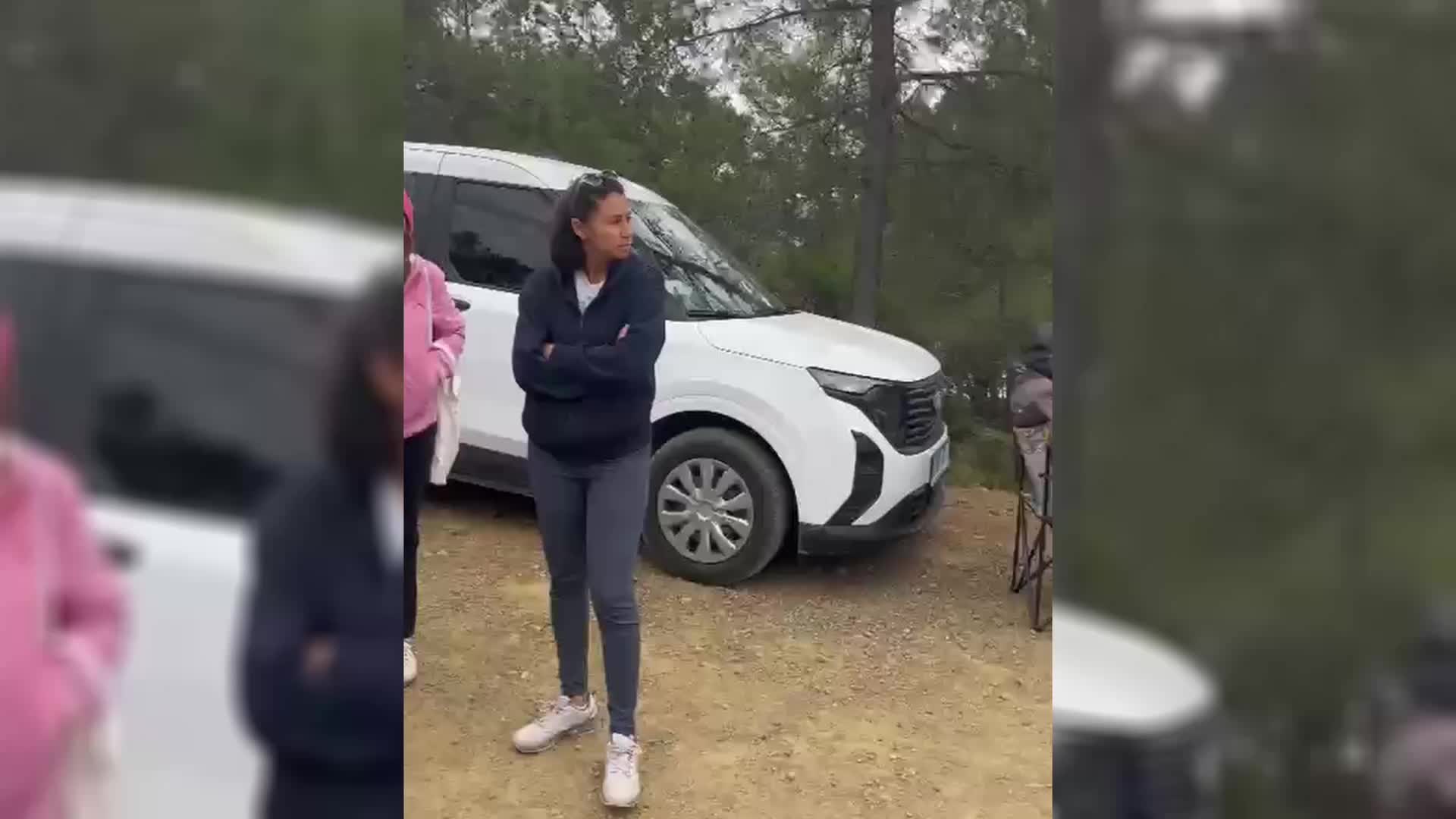 Muğla'da Osmanağa Koyu'na kara yoluyla ulaşamayan vatandaşlar denizde eylem yaptı