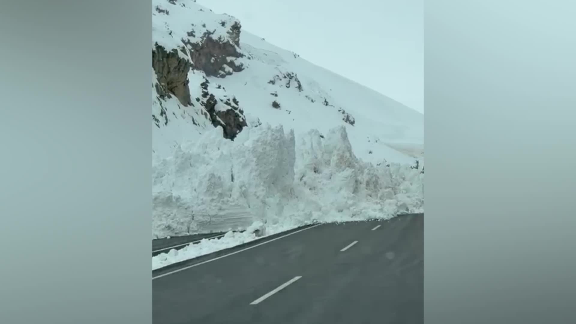 Hakkari-Van kara yolu çığ düşmesi nedeniyle ulaşıma kapandı