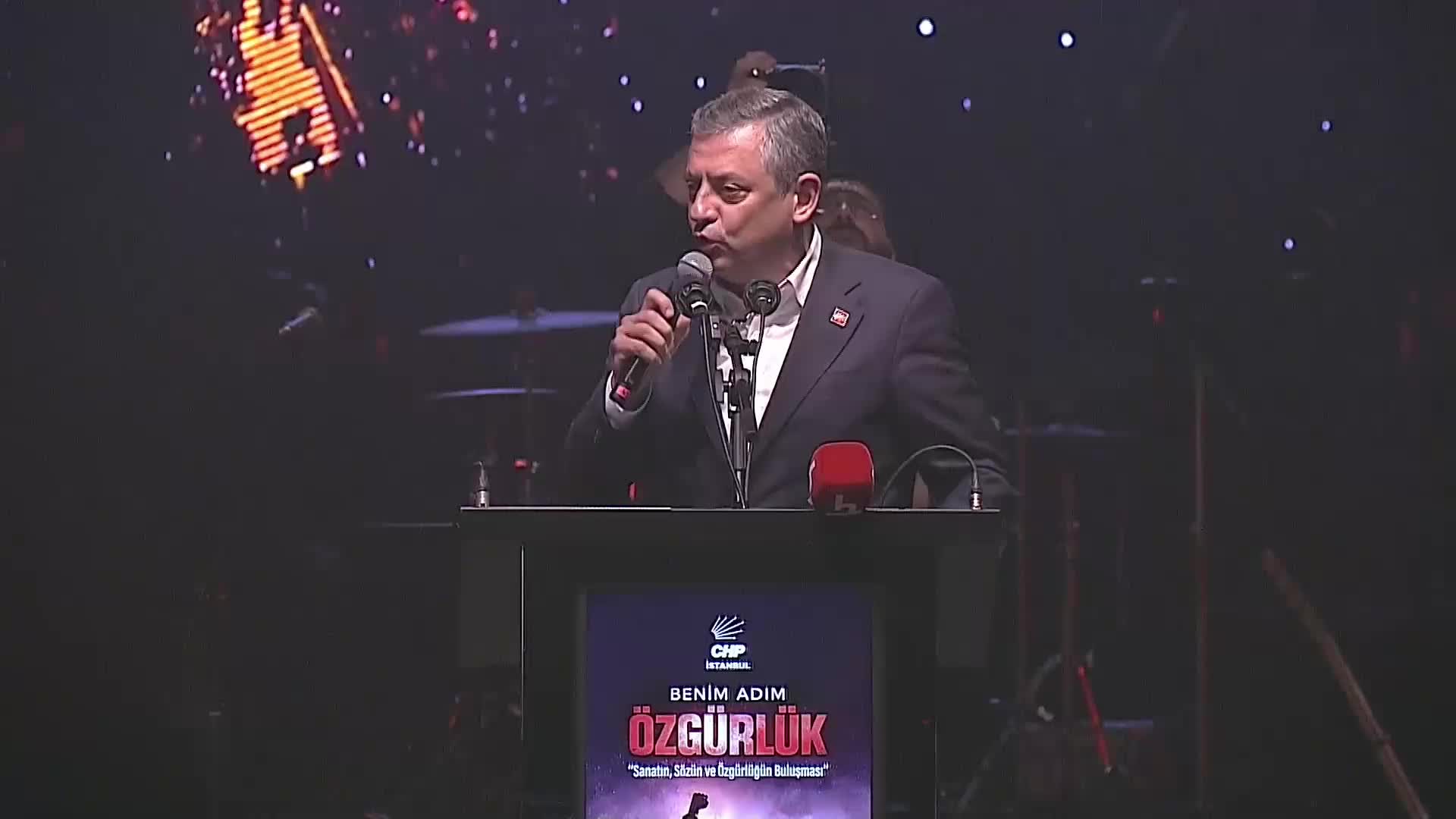 CHP'nin "Benim Adım Özgürlük 'Sanatın, Sözün ve Özgürlüğün Buluşması'" programı...Özgür Özel: Kimse bu kara düzenden tek başına kurtulamaz ya hep birlikte başaracağız ya hepimiz perişan olacağız