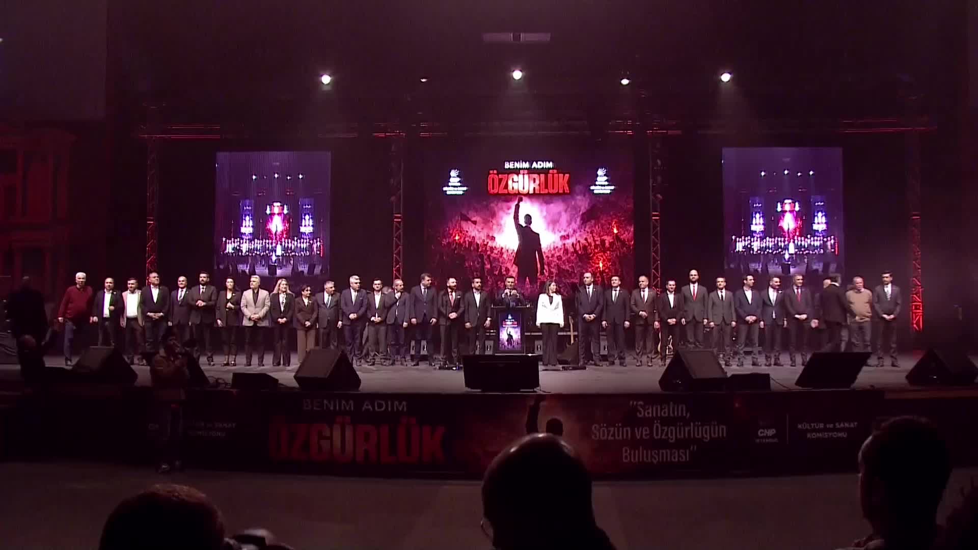 CHP'nin "Benim Adım Özgürlük 'Sanatın, Sözün ve Özgürlüğün Buluşması'" programı...Özgür Çelik: Korku duvarları yıkılmıştır