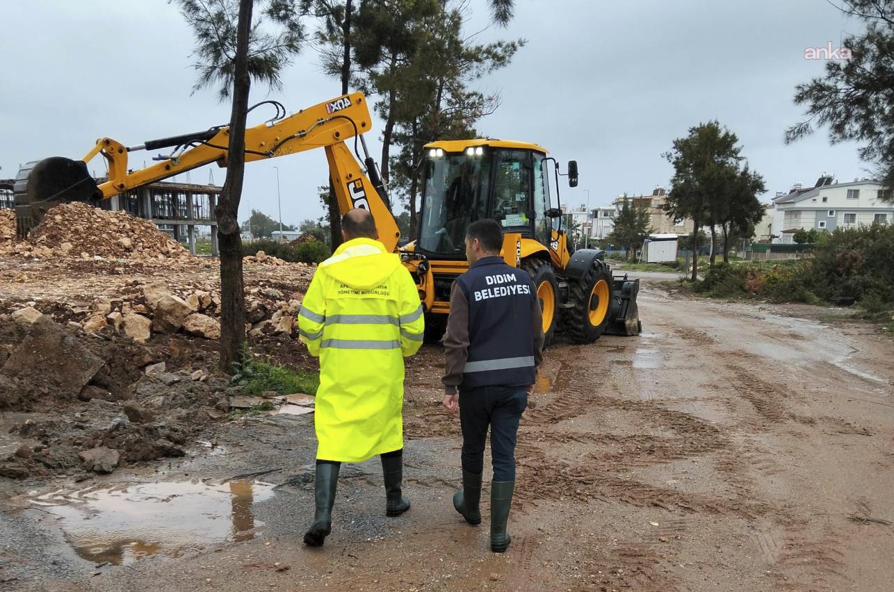 Didim Belediyesi ekiplerinden kuvvetli yağışa karşı yoğun mesai