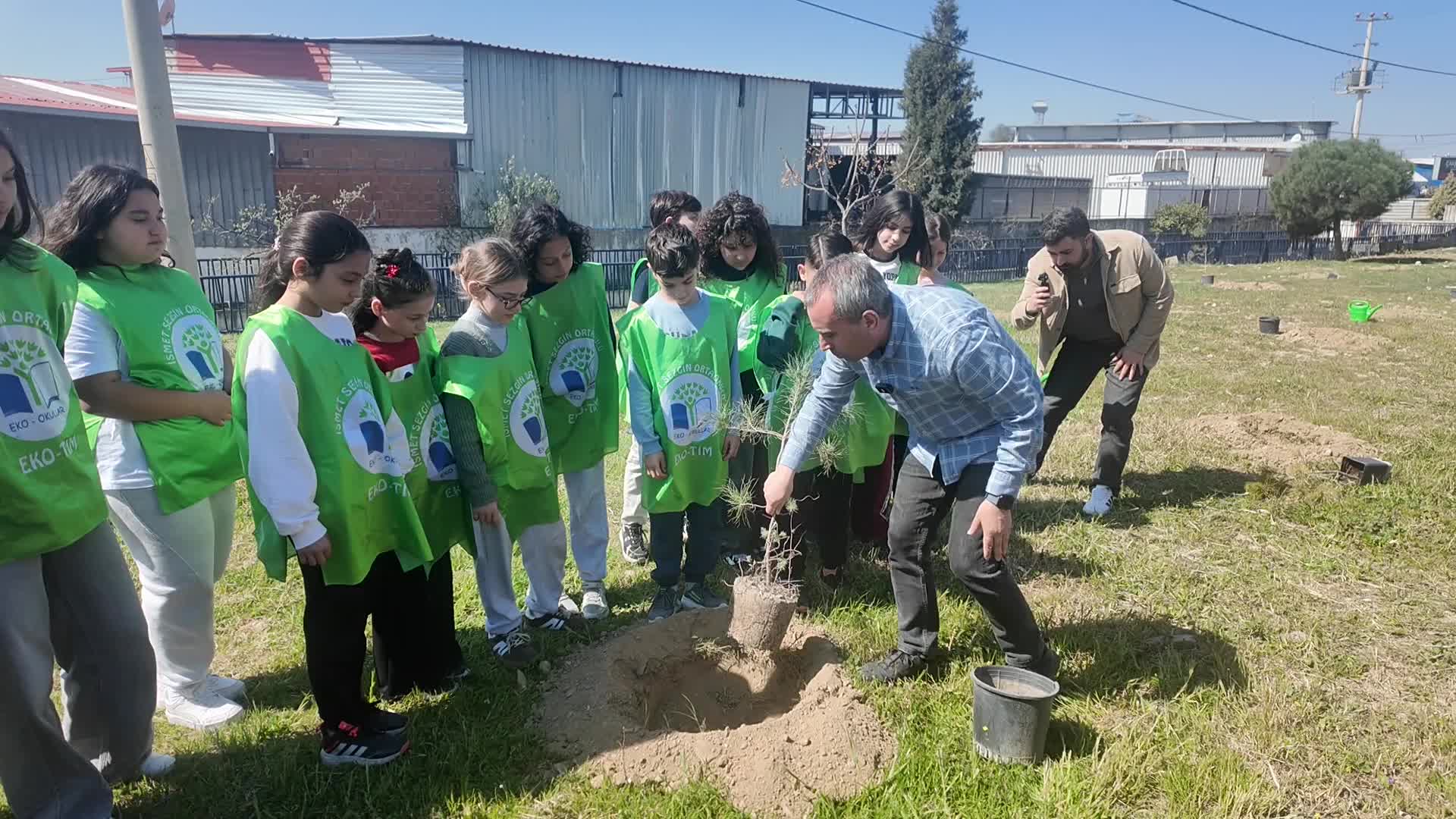 Bornova'da Orman Haftası’nda geleceğe yeşil umut… Minik eller doğaya can verdi