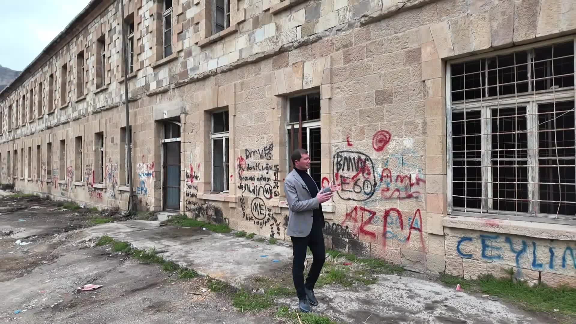 Ardanuç’taki tarihi taş binada temizlik çalışmaları başladı...  Belediye Başkanı Yılmaz: "Burayı eski ihtişamına kavuşturacak, yeniden hizmete açacağız"