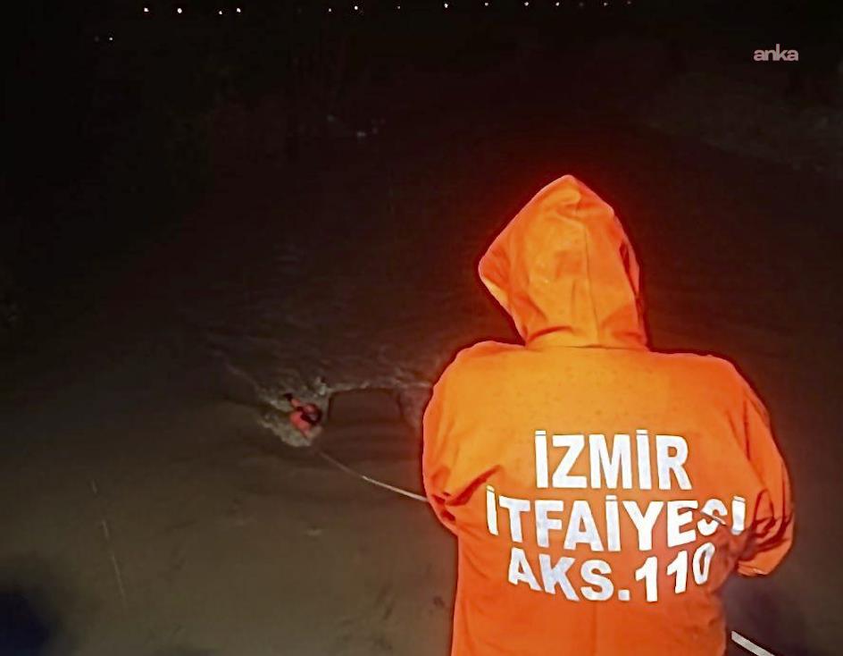 İzmir İtfaiyesi, Menderes’te dereye uçan araçta mahsur kalan vatandaşı kurtardı