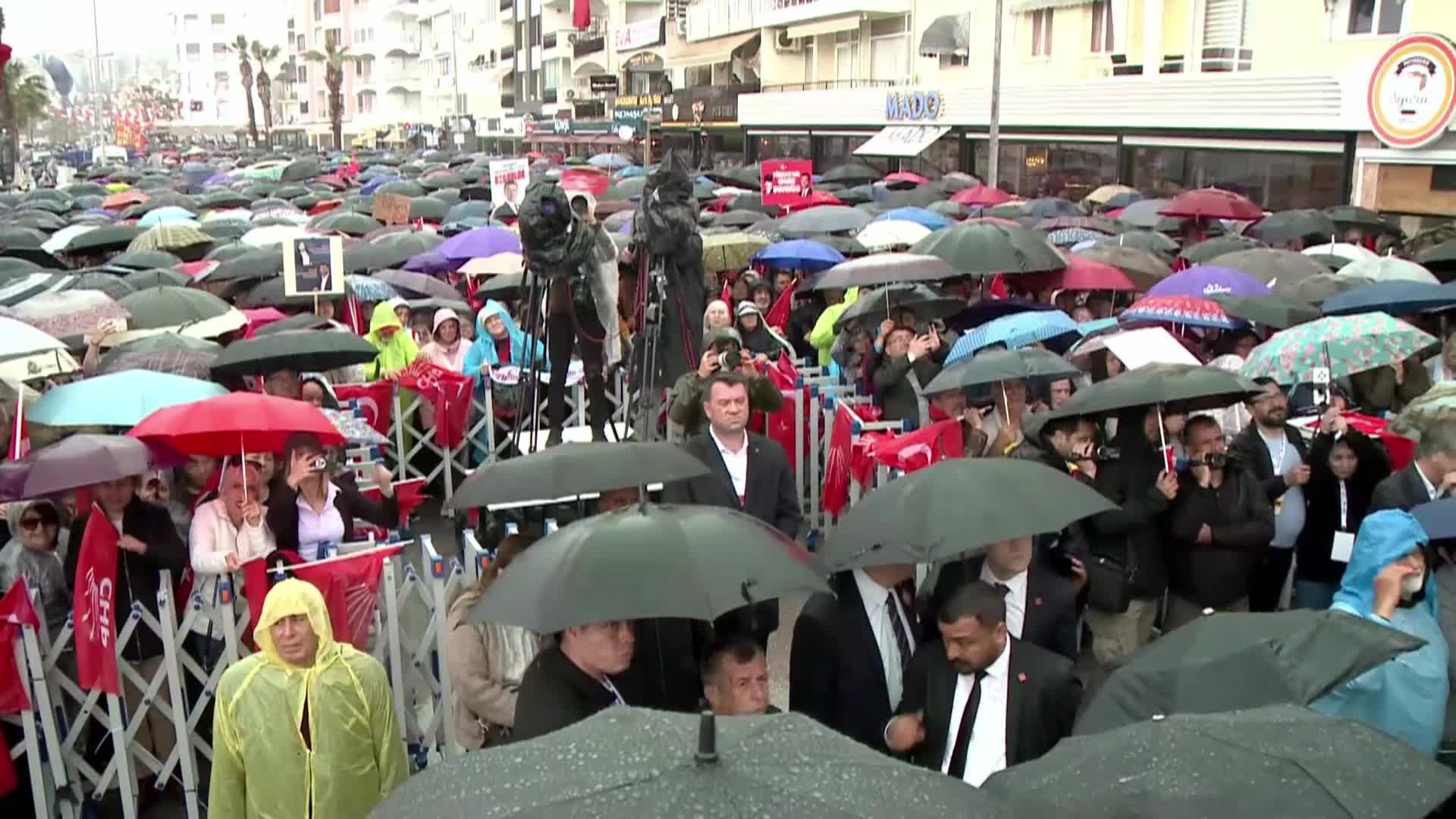 CHP’nin Kuşadası mitingi... Özgür Özel’den Cumhurbaşkanı Erdoğan’a: “Çok mu güveniyorsun Özlem’e? Adayın Özlem’i çıkar karşımıza, koyalım sandığı ortaya, kararı Aydın versin”