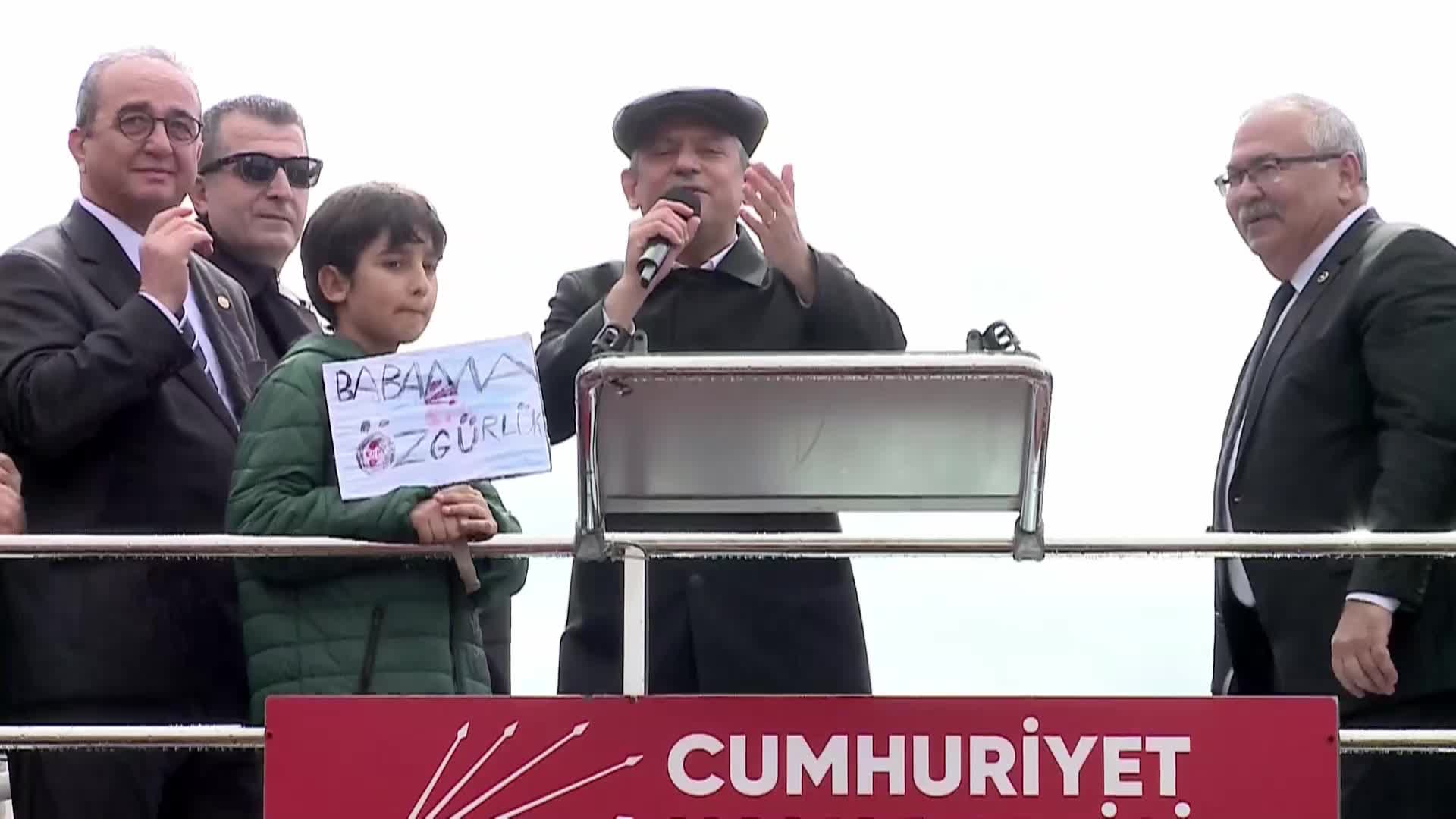 CHP’nin Kuşadası mitingi… Özgür Özel: "Bakan evlatlarının devri bitmektedir, vatan evlatlarının devri başlayacaktır"