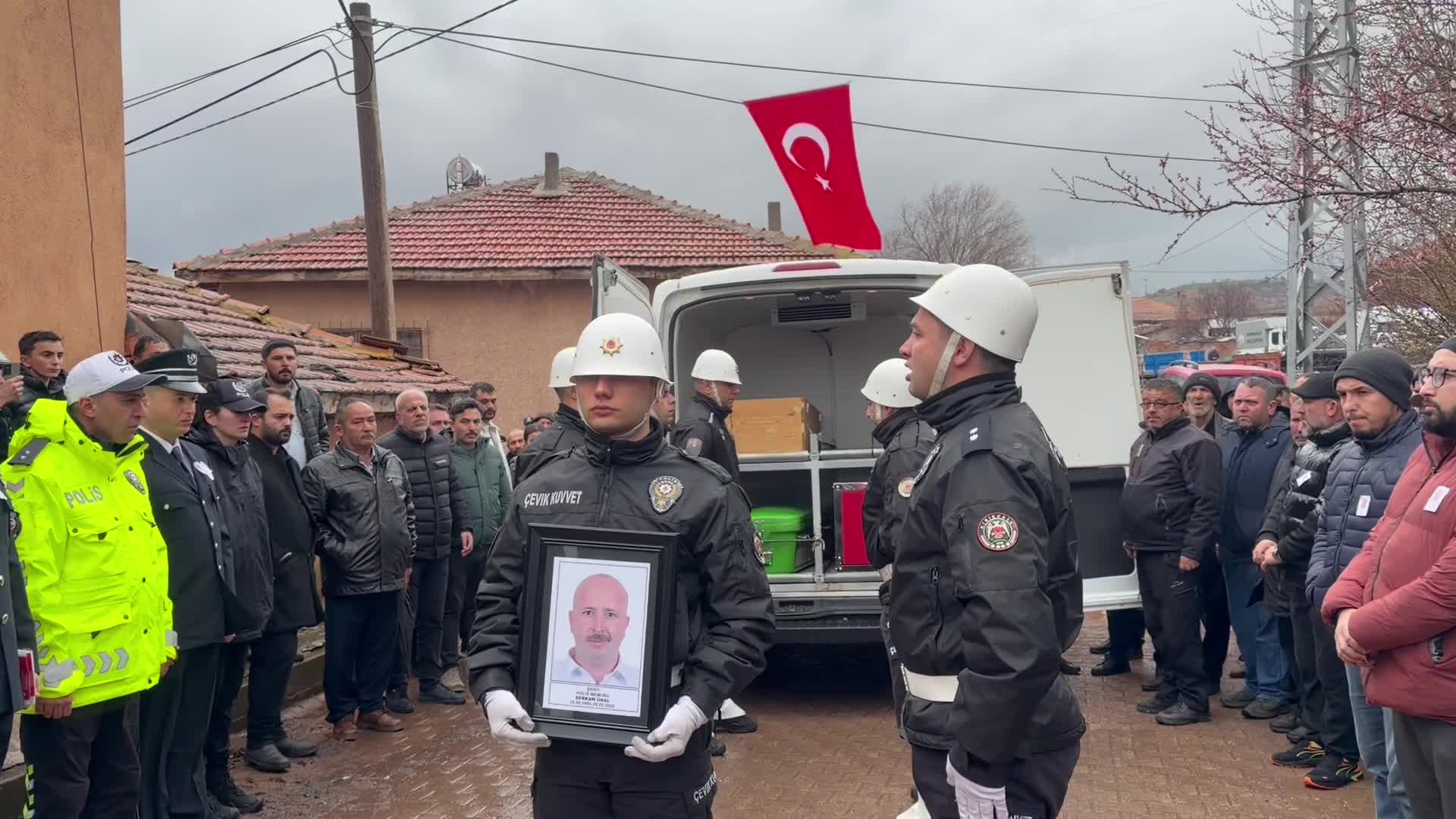 Trafik kazasında şehit olan polis memuru Serkan Ünal, Kırıkkale’de son yolculuğuna uğurlandı