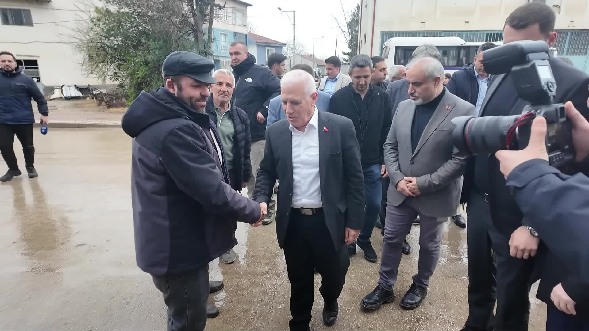 Bursa Büyükşehir Belediye Başkanı Bozbey: "Kurşunlu’daki gençlere nitelikli bir futbol sahası ve iyi bir spor alanı sunacağız"