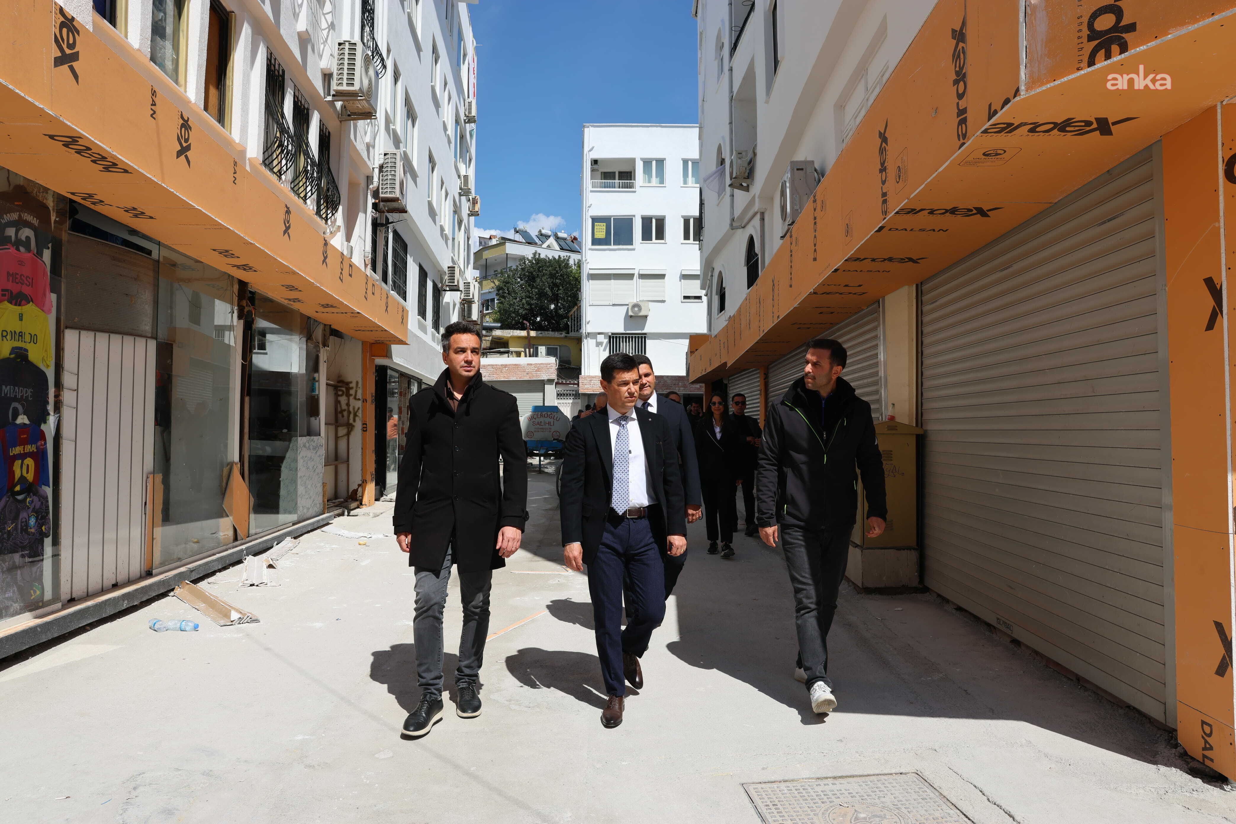 Marmaris Belediye Başkanı Ünlü, Marmaris Çarşı'da devam eden yenileme çalışmalarını inceledi