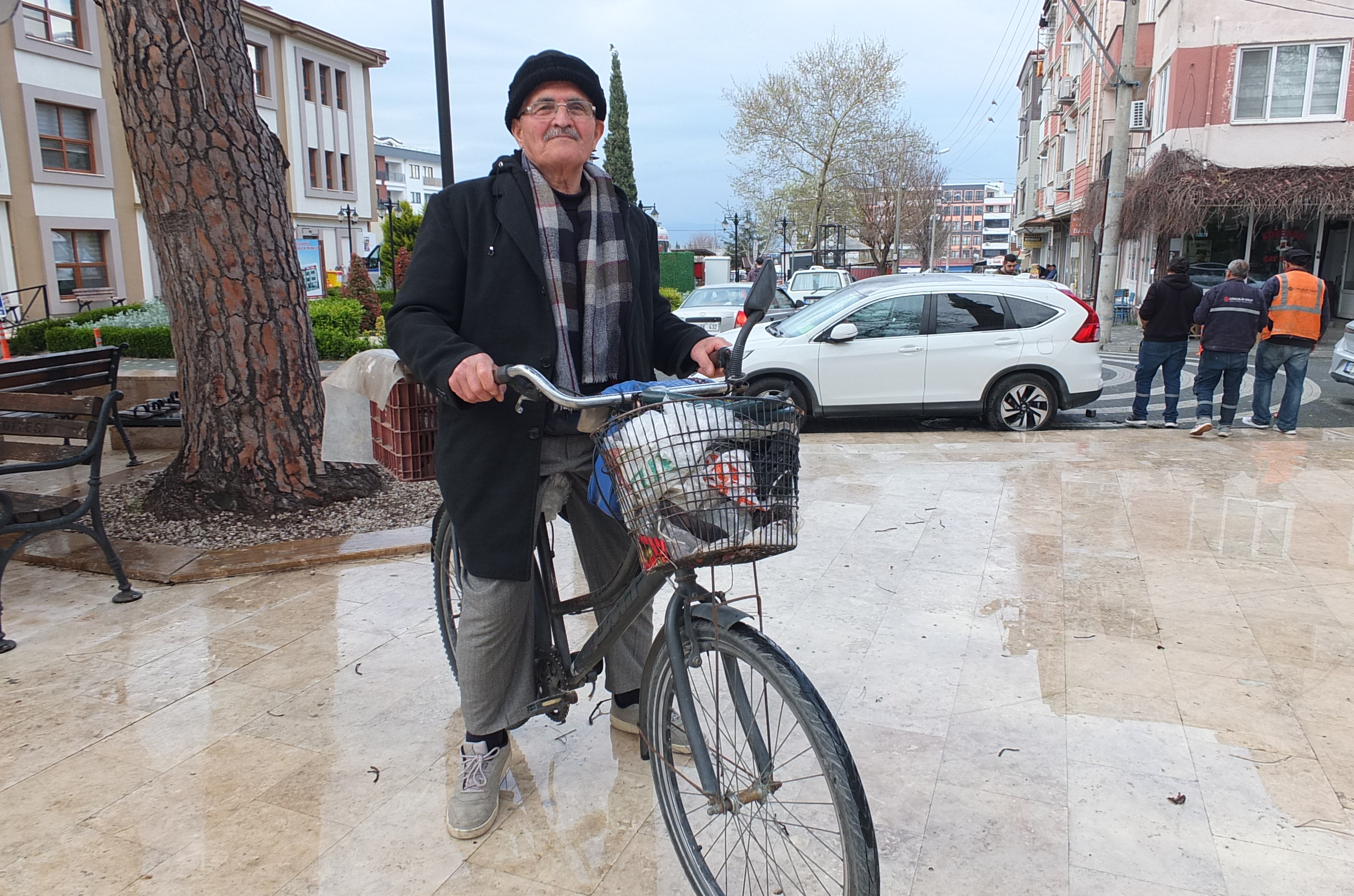 Burhaniye'de 81 yaşındaki Hüseyin Dede her yere bisikletle gidiyor