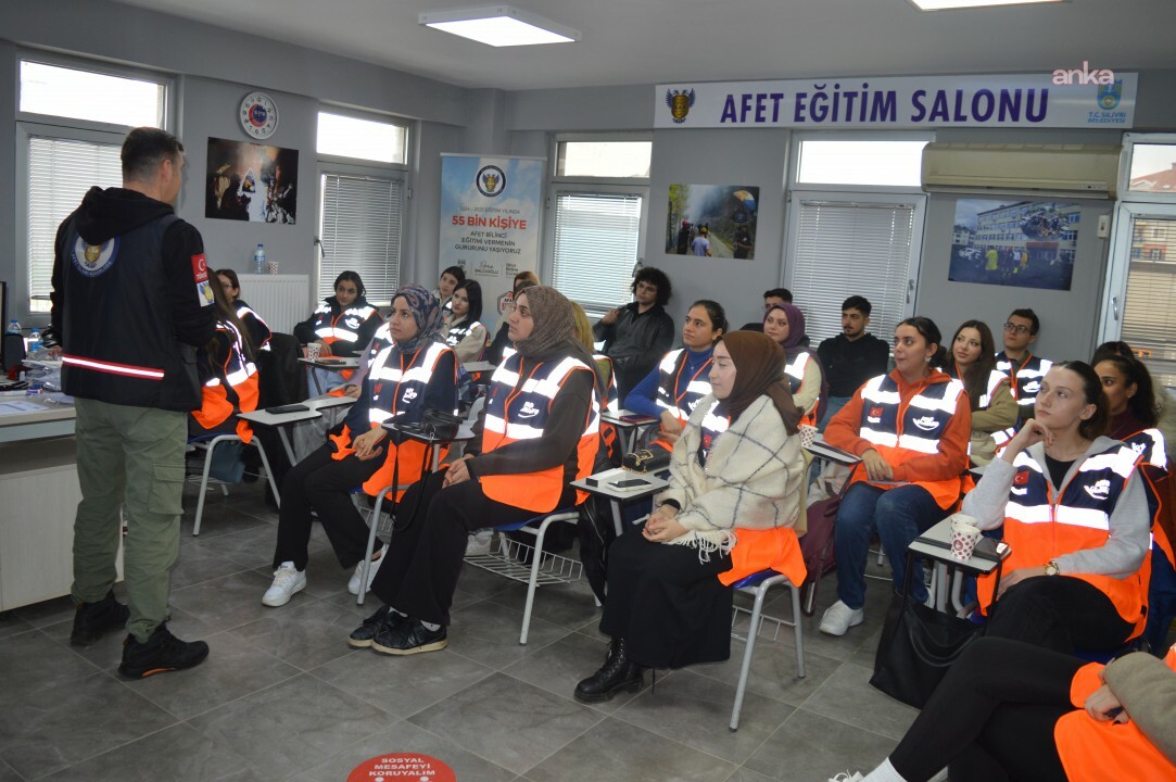 Silivri Arama Kurtarma ekiplerinden üniversite öğrencilerine eğitim