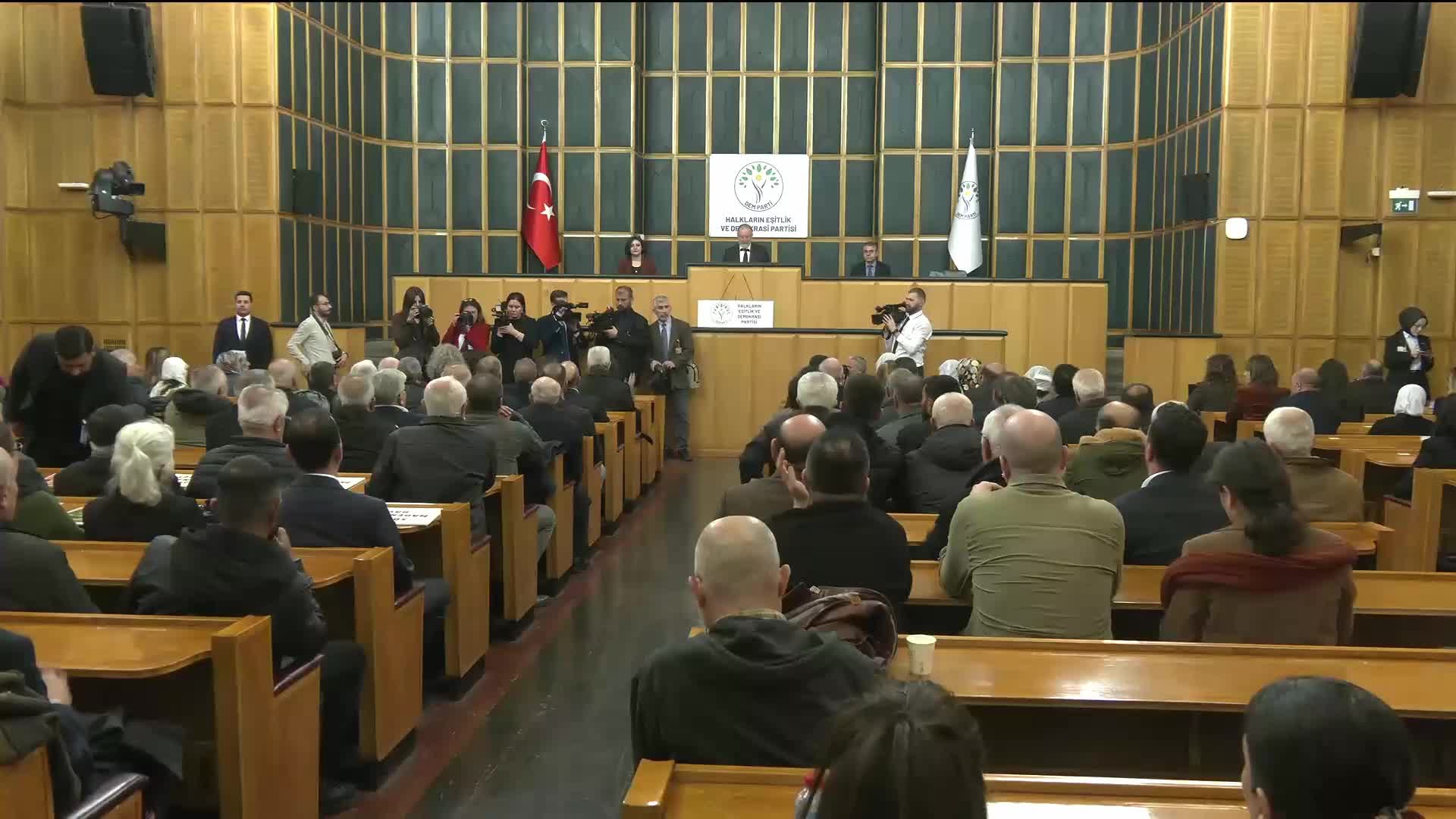 DEM Parti Grup Toplantısı... Tülay Hatimoğulları: "İran savaşını barış sürecinin el freni yapmak politik basiretsizlik olur"