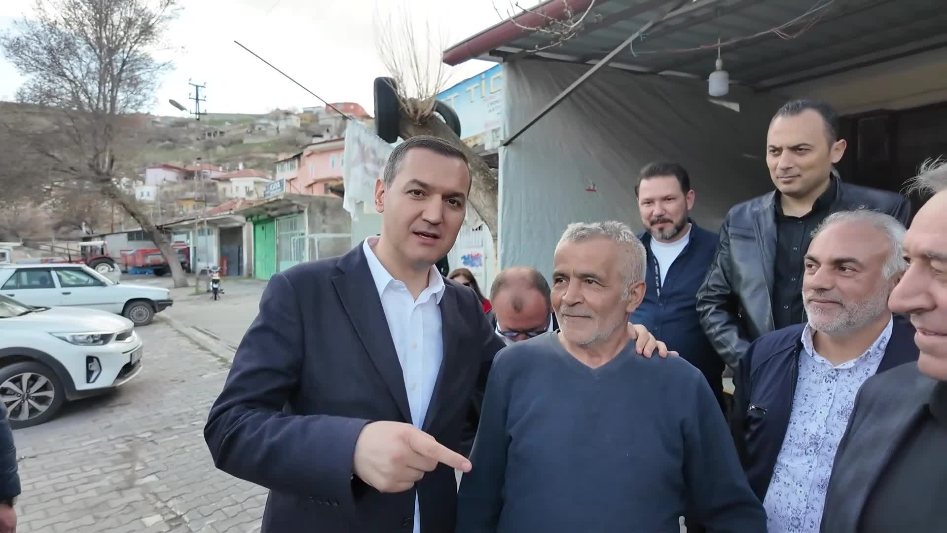 Aksaray’da 3 yıl önce İYİ Partili Milletvekili Yaldır’ı kapıdan çeviren bir vatandaş, bu kez kendisinden helallik istedi