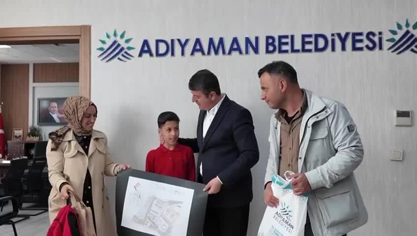 Adıyaman'da  Deprem Haftası kapsamında düzenlenen resim yarışmasında dereceye giren öğrencilere ödül