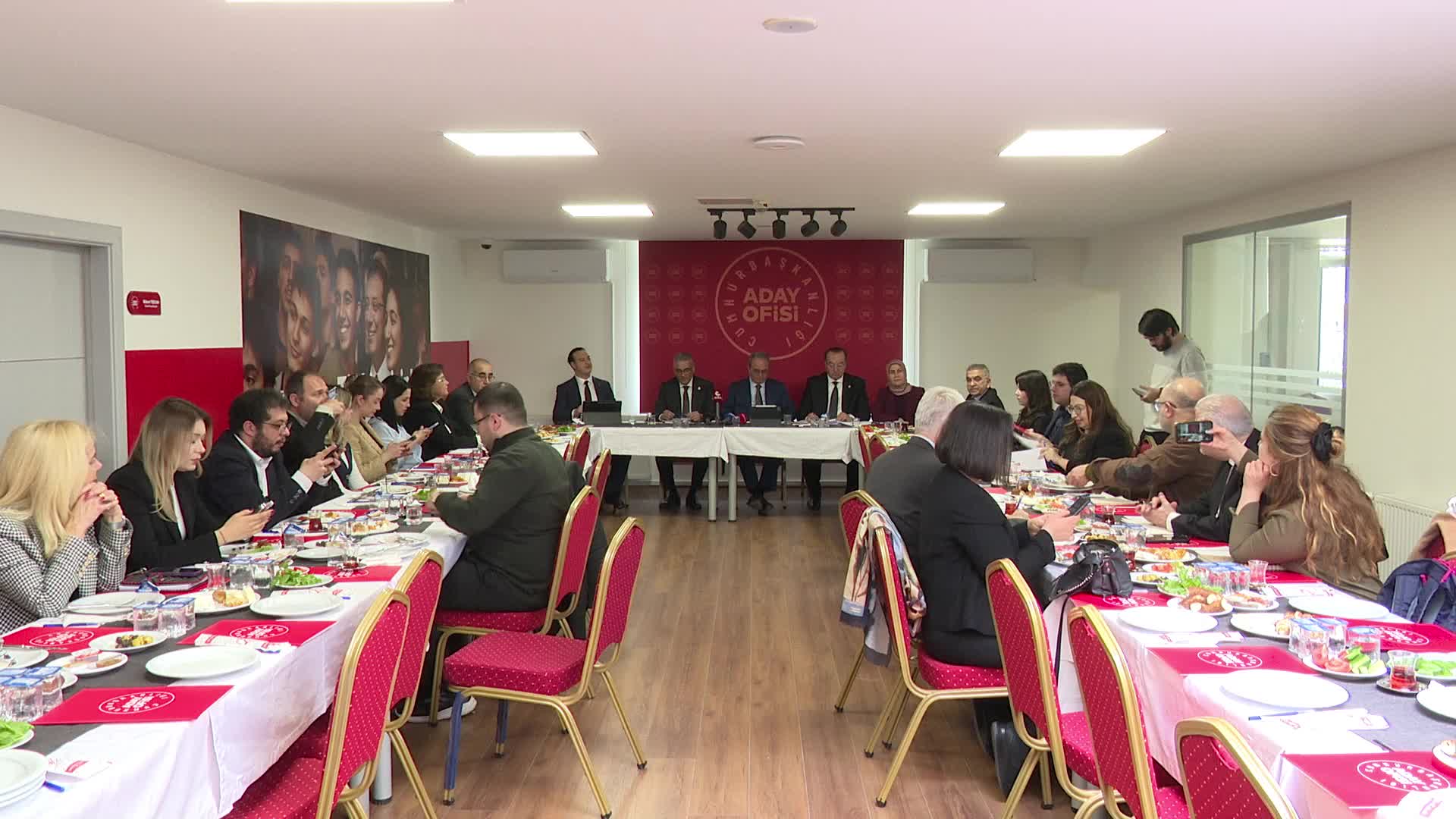 Bülent Tezcan: “Bozbey, Erdoğan'ın yakasına rozet takmasını kabul etseydi, bugün bu operasyonla karşılaşmazdı”