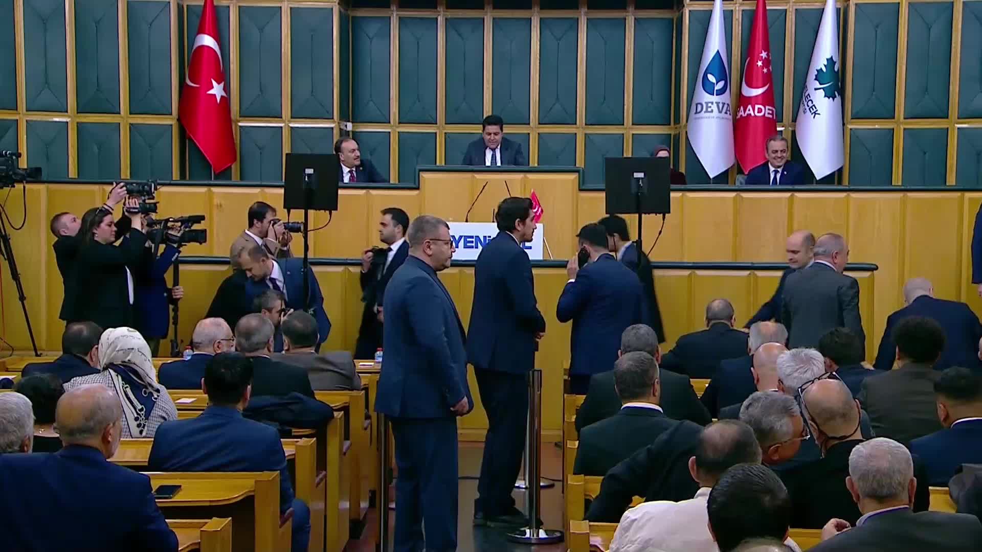 Yeni Yol Grup Toplantısı... Mahmut Arıkan, AK Parti'nin '5G'sini' sıraladı: "Güç zehirlenmesi, görevi ihmal, güveni istismar, gündemi değiştirme ve geçimi unutturma"