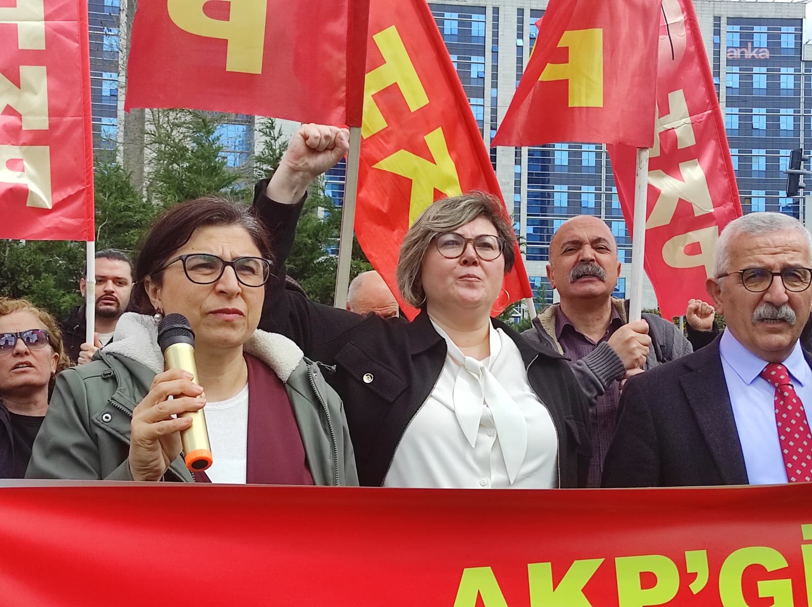 HKP'li avukata "Cumhurbaşkanına hakaret" davasındaki savunması nedeniyle açılan davada beraat