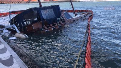 İZMİR'DE ÇATILAR UÇTU, AĞAÇLAR DEVRİLDİ, İSKELELER HASAR GÖRDÜ