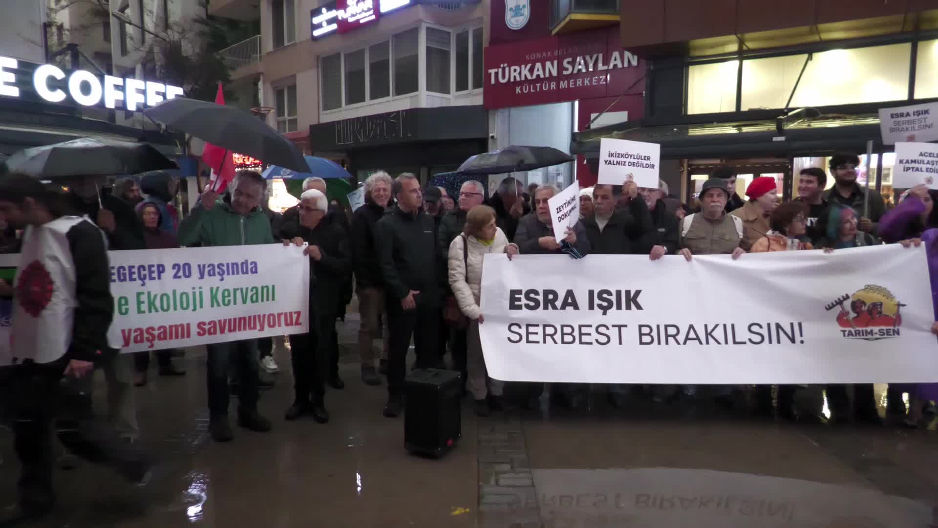 İzmir'de sağanak altında Esra Işık'ın tutuklaması protesto edildi... Işık: Milas bir şirketten büyüktür