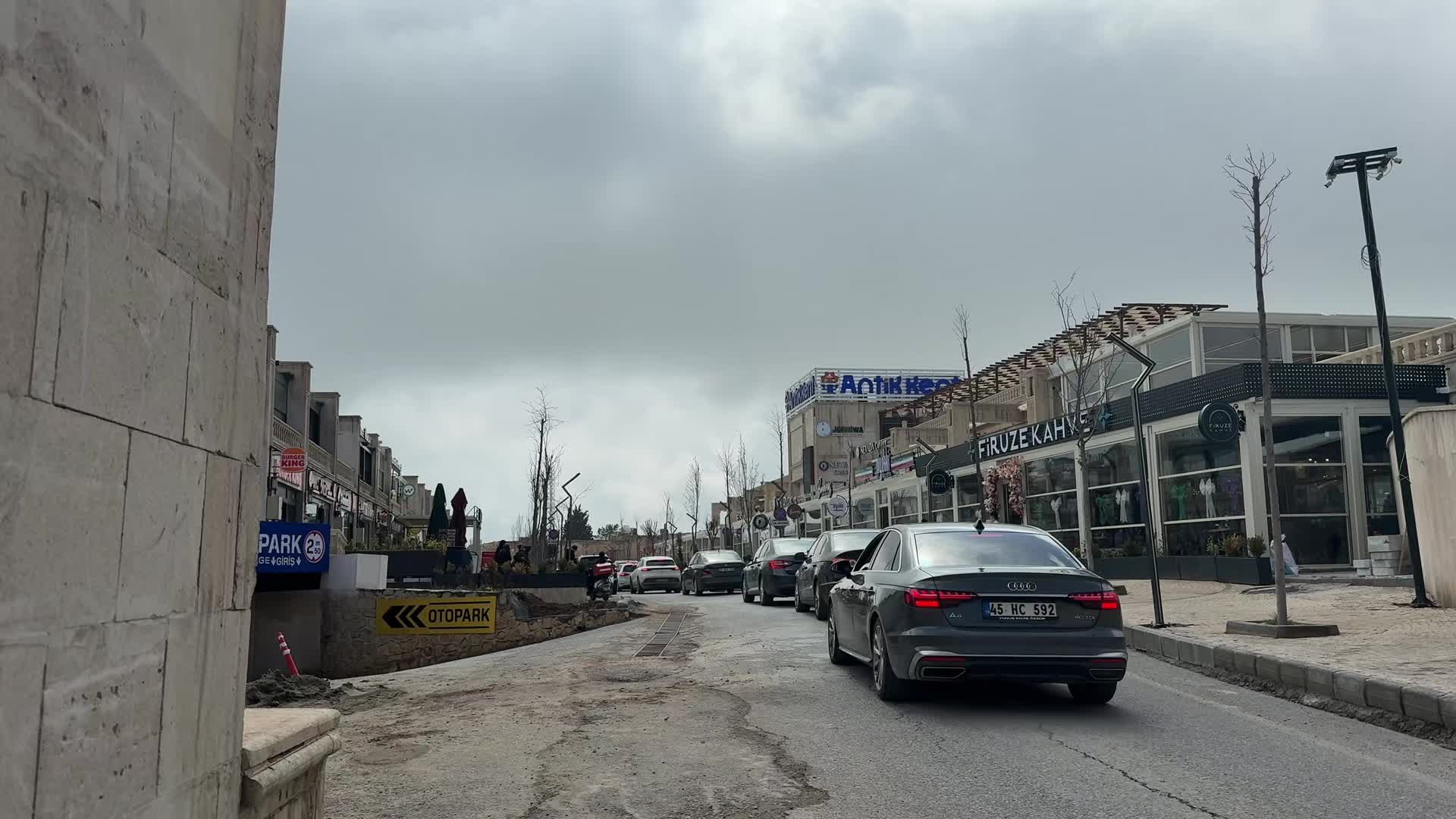 Artuklu'daki turistik 1. Cadde esnafı altyapı eksiklerinin giderilmesini istiyor