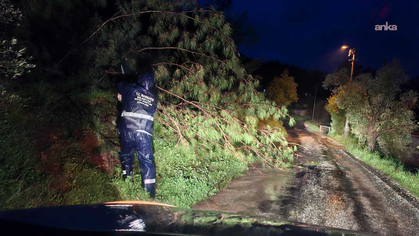 Marmaris’te fırtına ve sağanak alarmı... Belediye ekipleri, gece boyunca sahadaydı