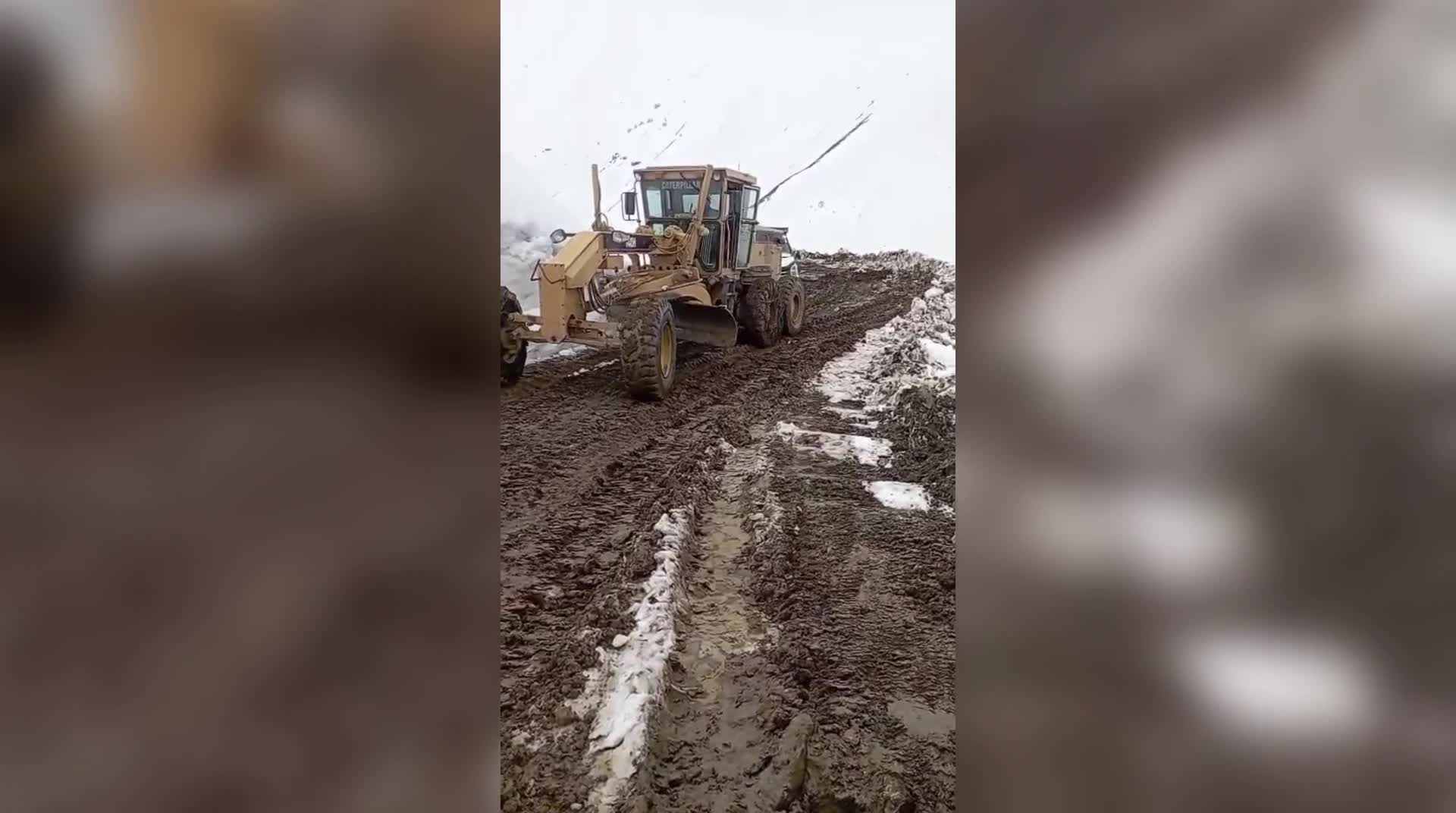 Van Bahçesaray’da 80 hanelik mezralarda ulaşım çilesi: Yağmur, kar ve çamurla birlikte yol kullanılamaz hale geliyor