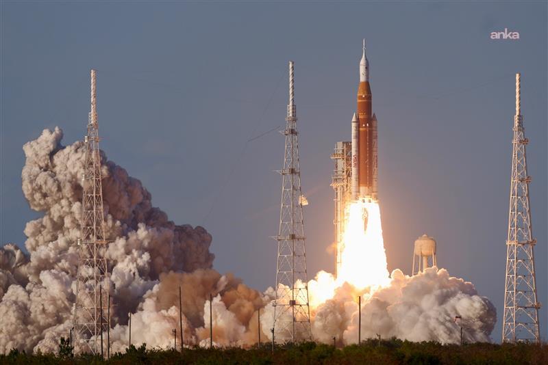 NASA’nın 54 yıl sonra insanlı Ay yolculuğu için uzaya gönderilen astronotlar, Dünya yörüngesinde testlere başladı
