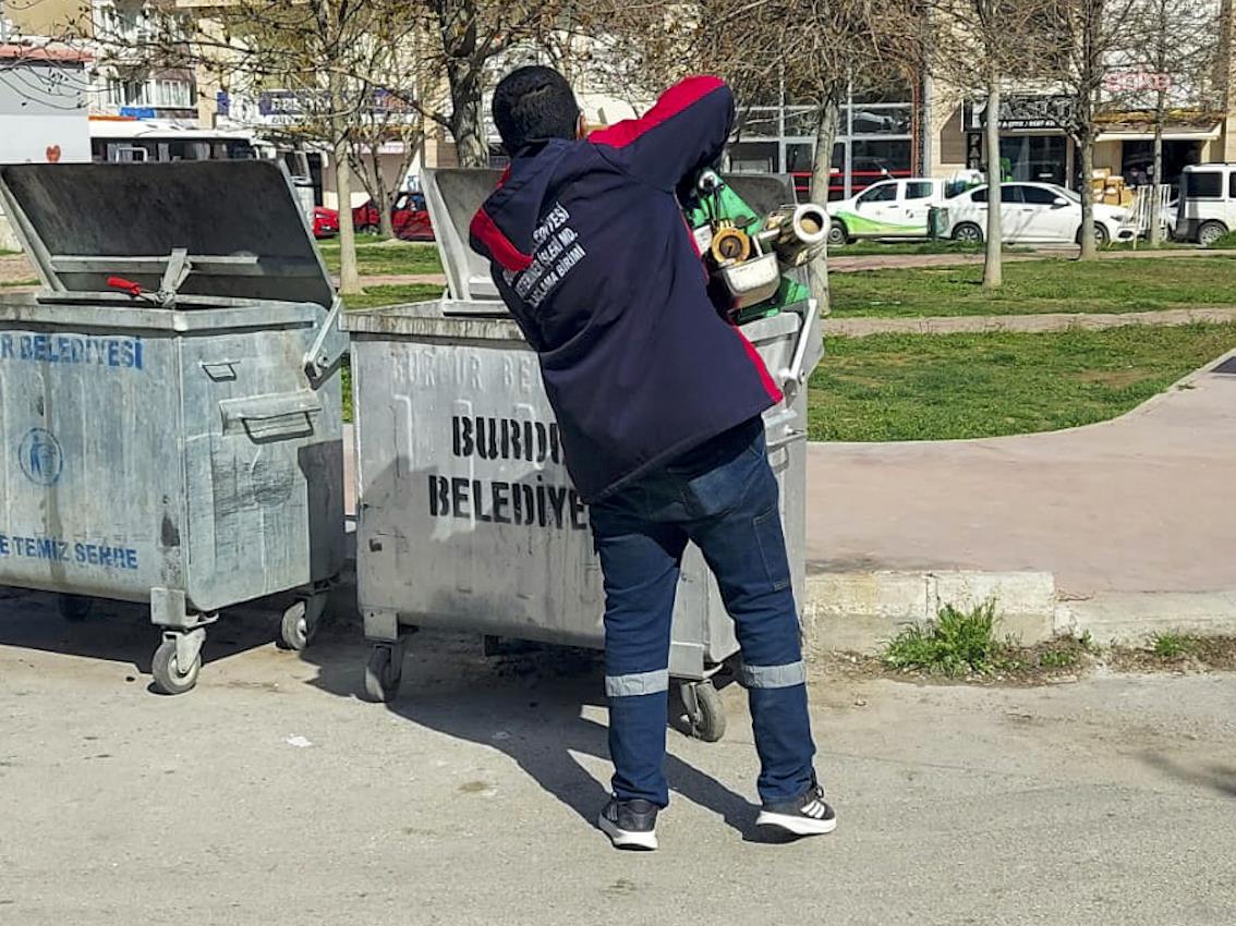 Burdur Belediyesi, yaz mevsimi öncesi ilaçlama çalışmalarına devam ediyor