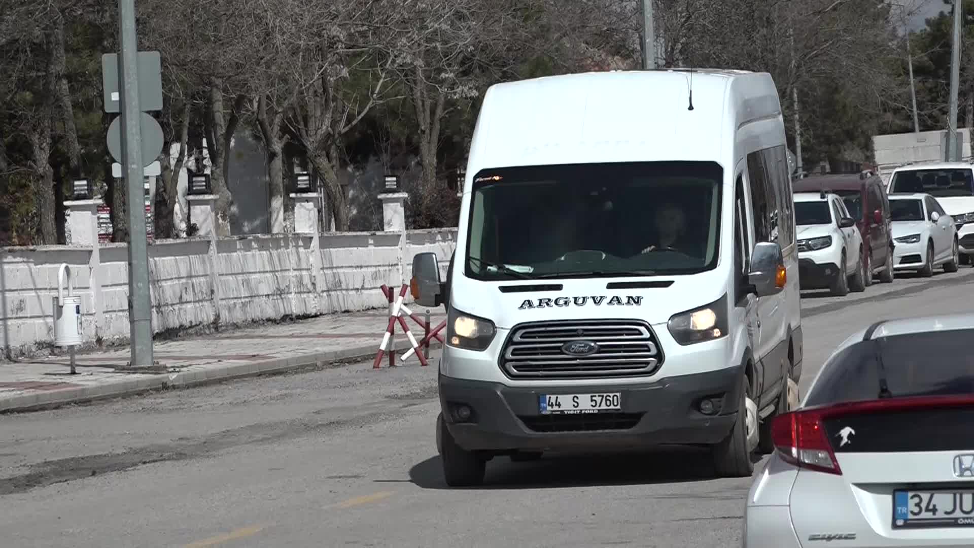 Arguvan’da kadın servis şoförü Mercan Koca: “Sabah beşte yola çıkıyoruz, öğrencilerimiz bizi sabırsızlıkla bekliyor”