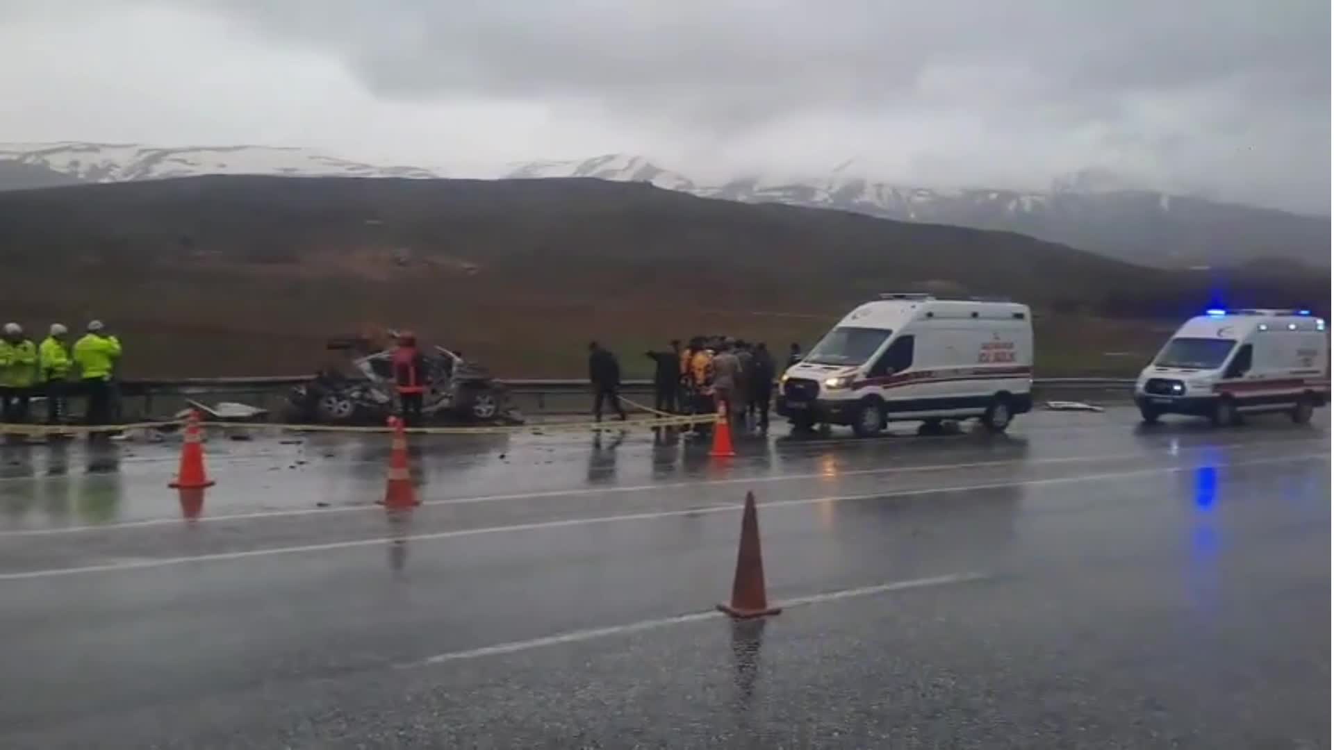 Malatya’da feci kaza: Erkenek’te otomobil ile tır çarpıştı, 3 kişi hayatını kaybetti