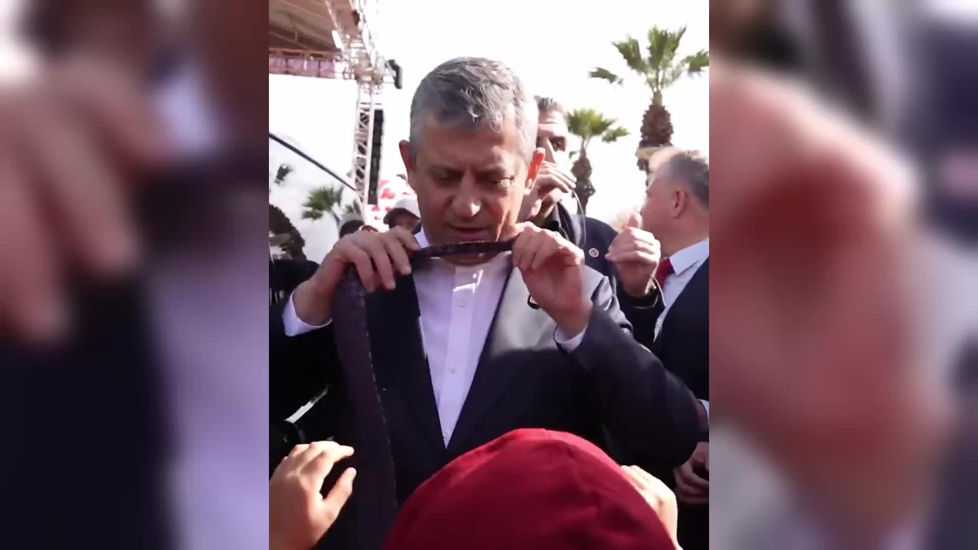 Özgür Özel'den Urla'da yanına gelen çocuğa kravat hediyesi