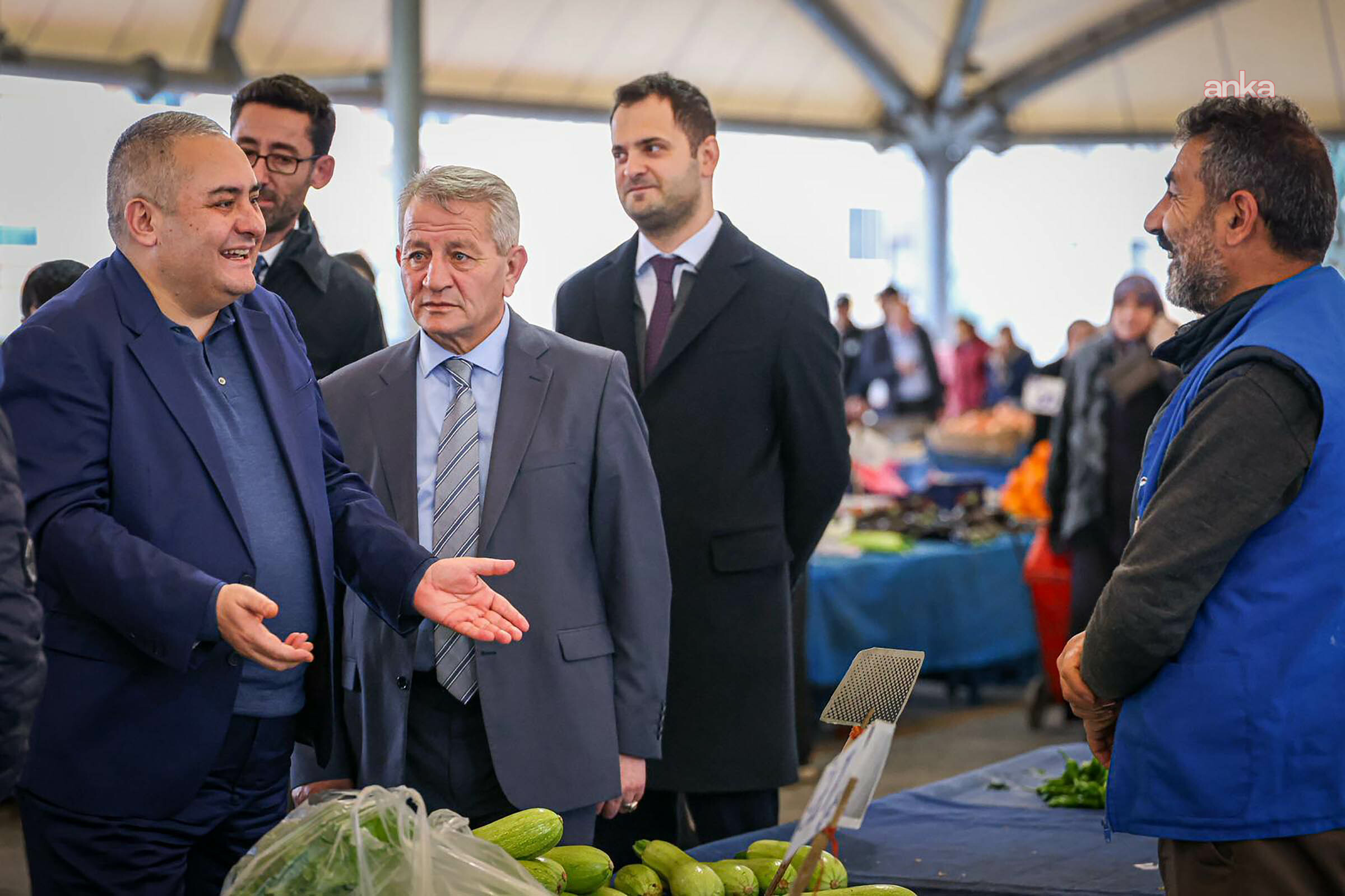 Keçiören Belediye Başkanı Özarslan, semt pazarında esnaf ve vatandaşla buluştu