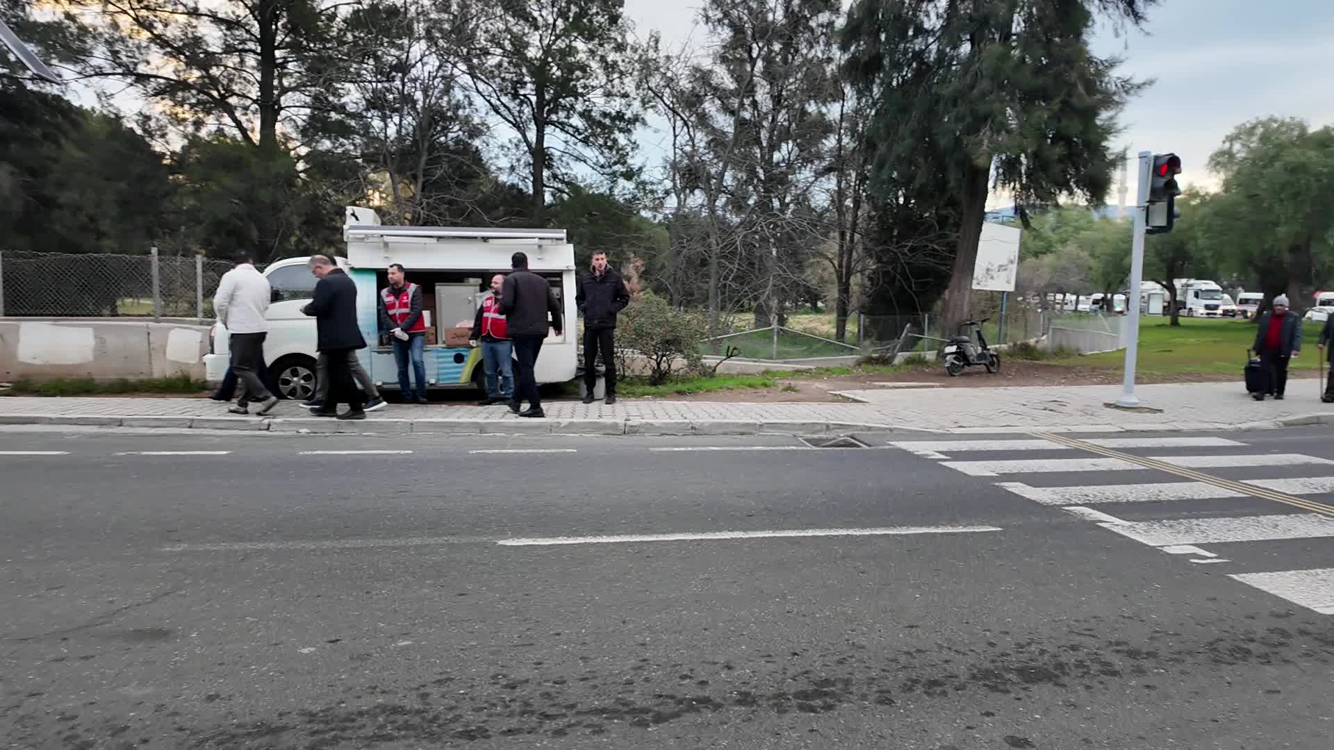 Bornova’da sıcak dayanışma büyüyor... Bornova Belediye Başkanı Eşki: “Öğrenciler ve emekçilerimizi sıcak çorbayla karşılıyoruz”