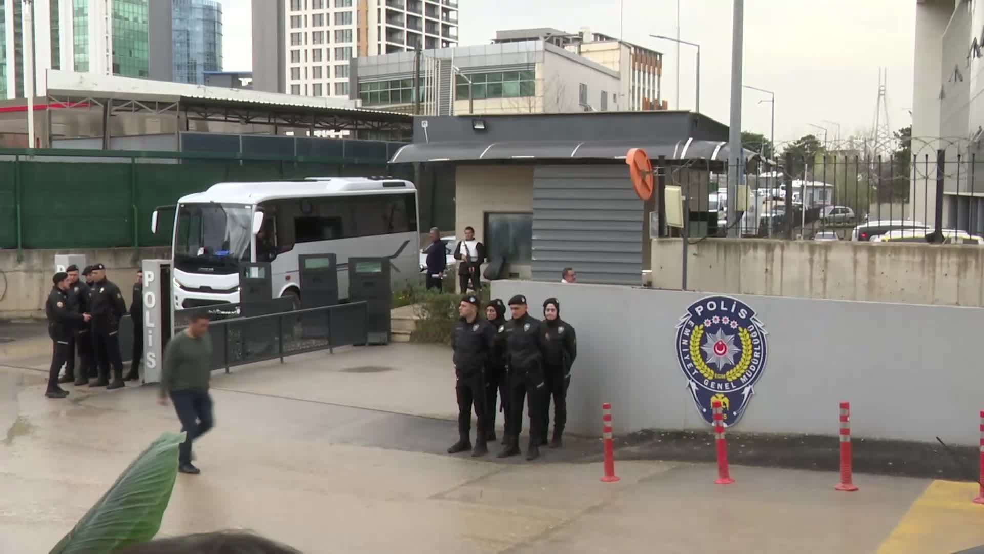 Gözaltına alınan Mustafa Bozbey’in de aralarında bulunduğu 57 kişi sağlık kontrolü için Bursa Şehir Hastanesi'ne götürüldü