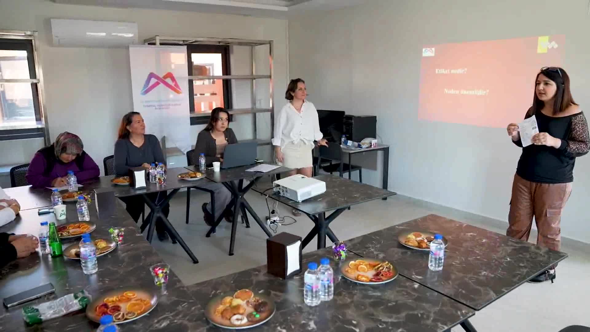 Mersin Büyükşehir’den Hamzabeyli Köyümüz Atölye’de üretici kadınlara “Gıda Okuryazarlığı Eğitimi”