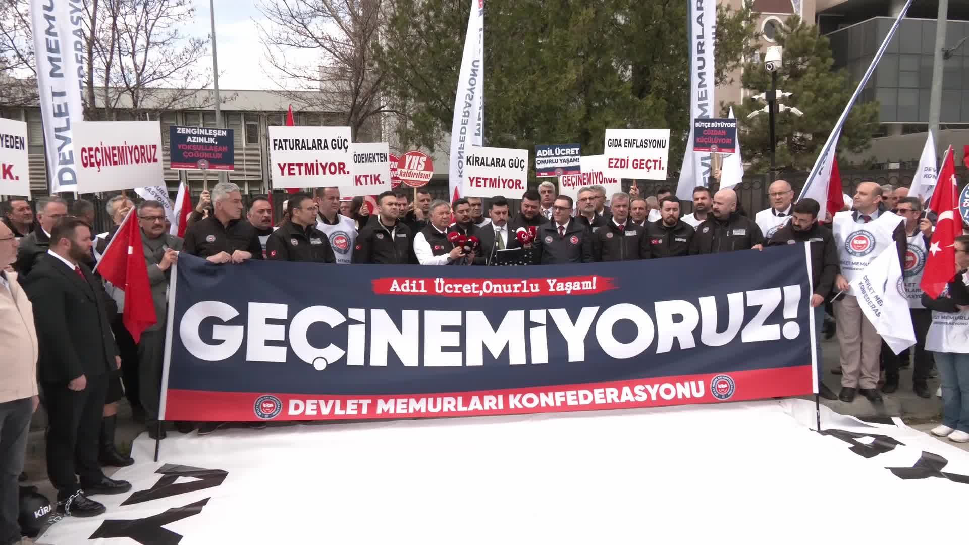 Hazine ve Maliye Bakanlığı önünde memurlar zincirli eylemle geçim sıkıntısını anlattı