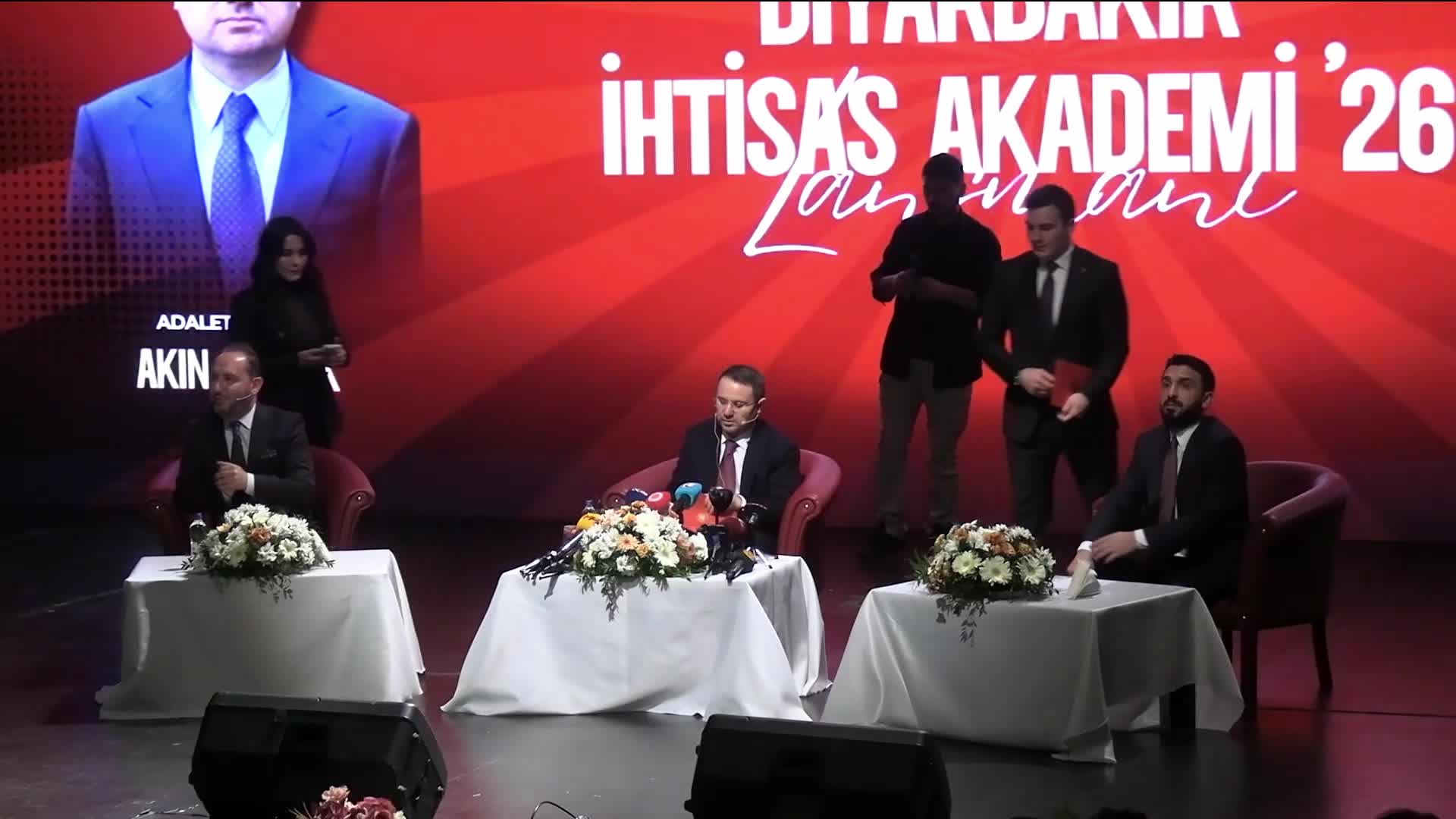 Adalet Bakanı Gürlek’ten 'sosyal medya' açıklaması: Sosyal medyaya gerçek kimlikle girilecek. Sahte hesapların kapatılması için 3 aylık geçiş süreci olacak