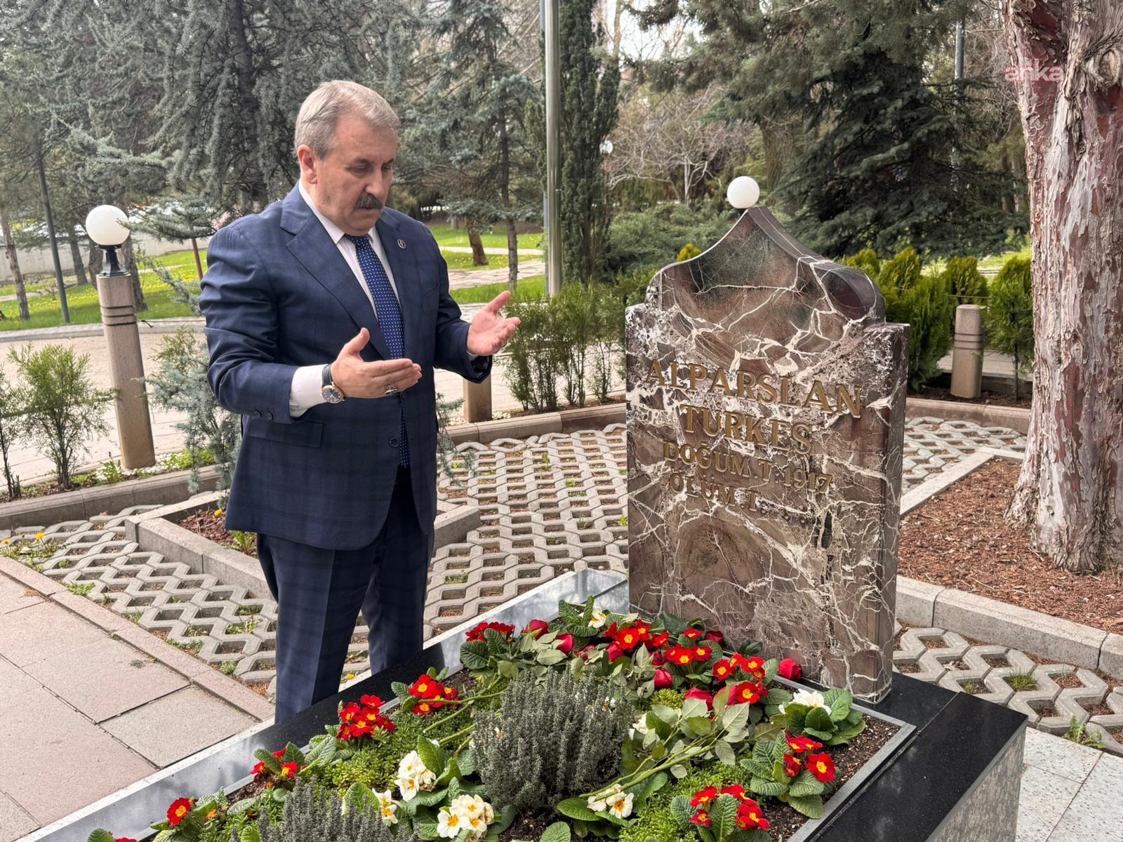 BBP Genel Başkanı Destici, MHP’nin Kurucu Genel Başkanı Alparslan Türkeş'i vefatının yıl dönümünde kabri başında andı